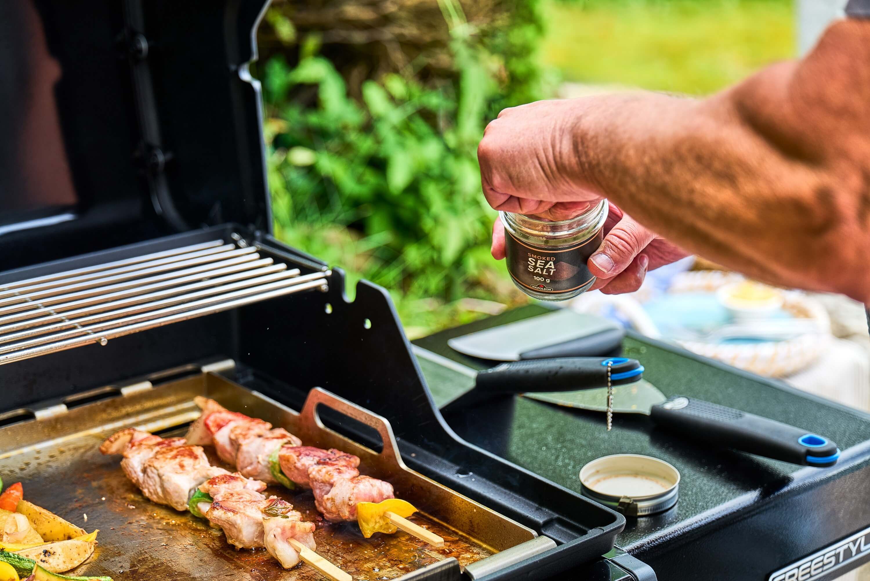 Napoleon Freestyle PRO 425 Gasgrill Schwarz mit Sizzle Zone | Modell 2026 Napoleon Freestyle PRO 425 Gasgrill Schwarz mit Sizzle Zone | Modell 2026