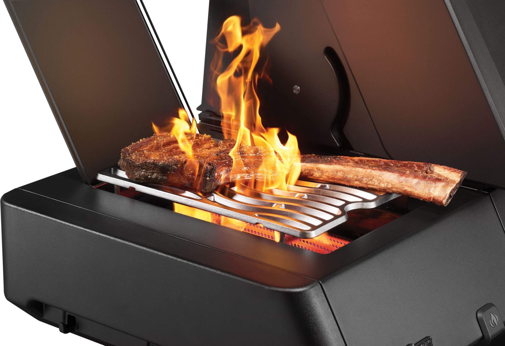 Tomahawk-Steak wird auf der Napoleon Sizzle Zone des Phantom Prestige 500 scharf angegrillt