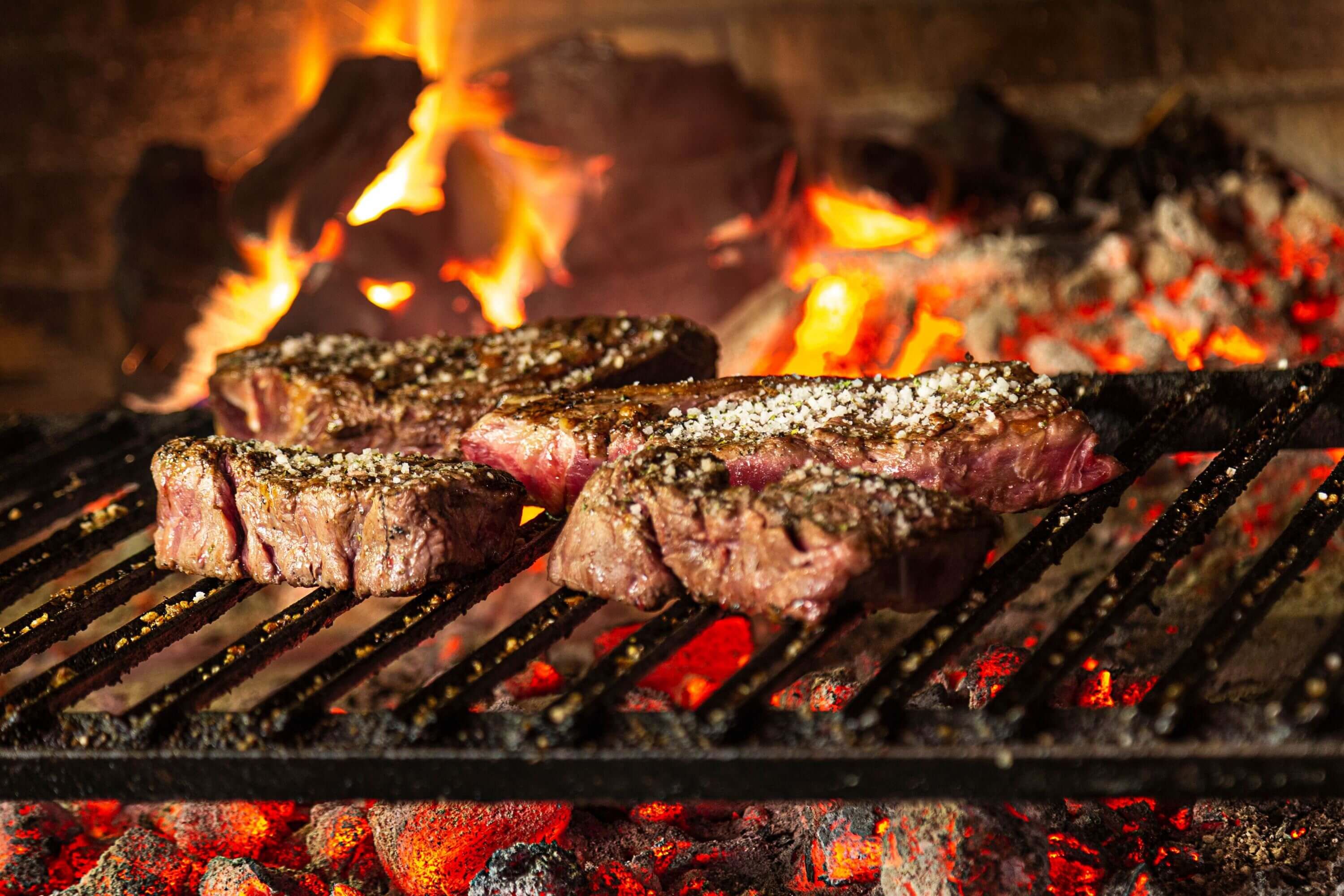 Direktes Grillen mit Gasgrill & Holzkohlegrill: So gelingt Dir die klassische Grillmethode perfekt