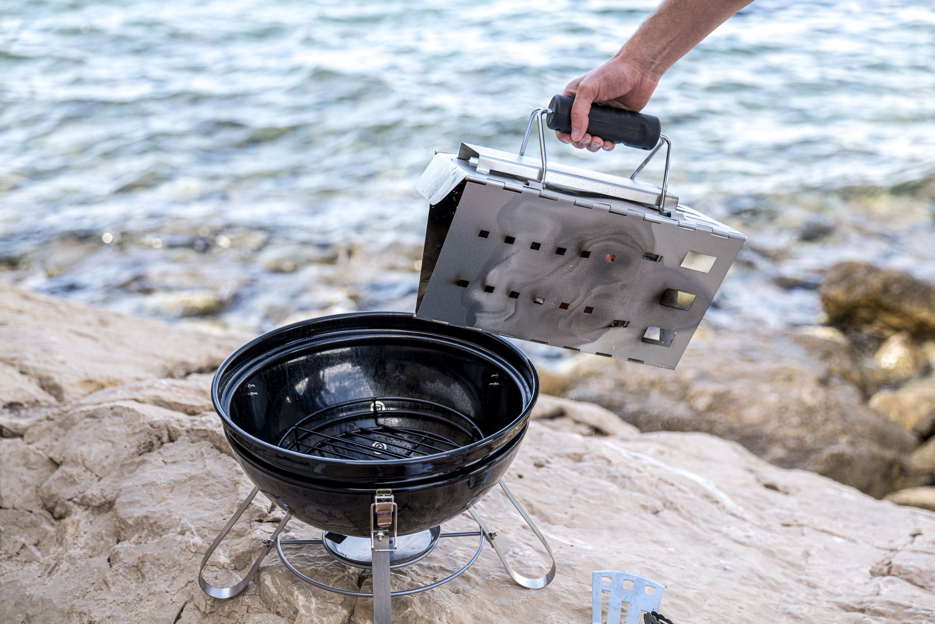 Napoleon Premium Holzkohlegrill Kugelgrill tragbar Ø 37 cm – Produktbild 1