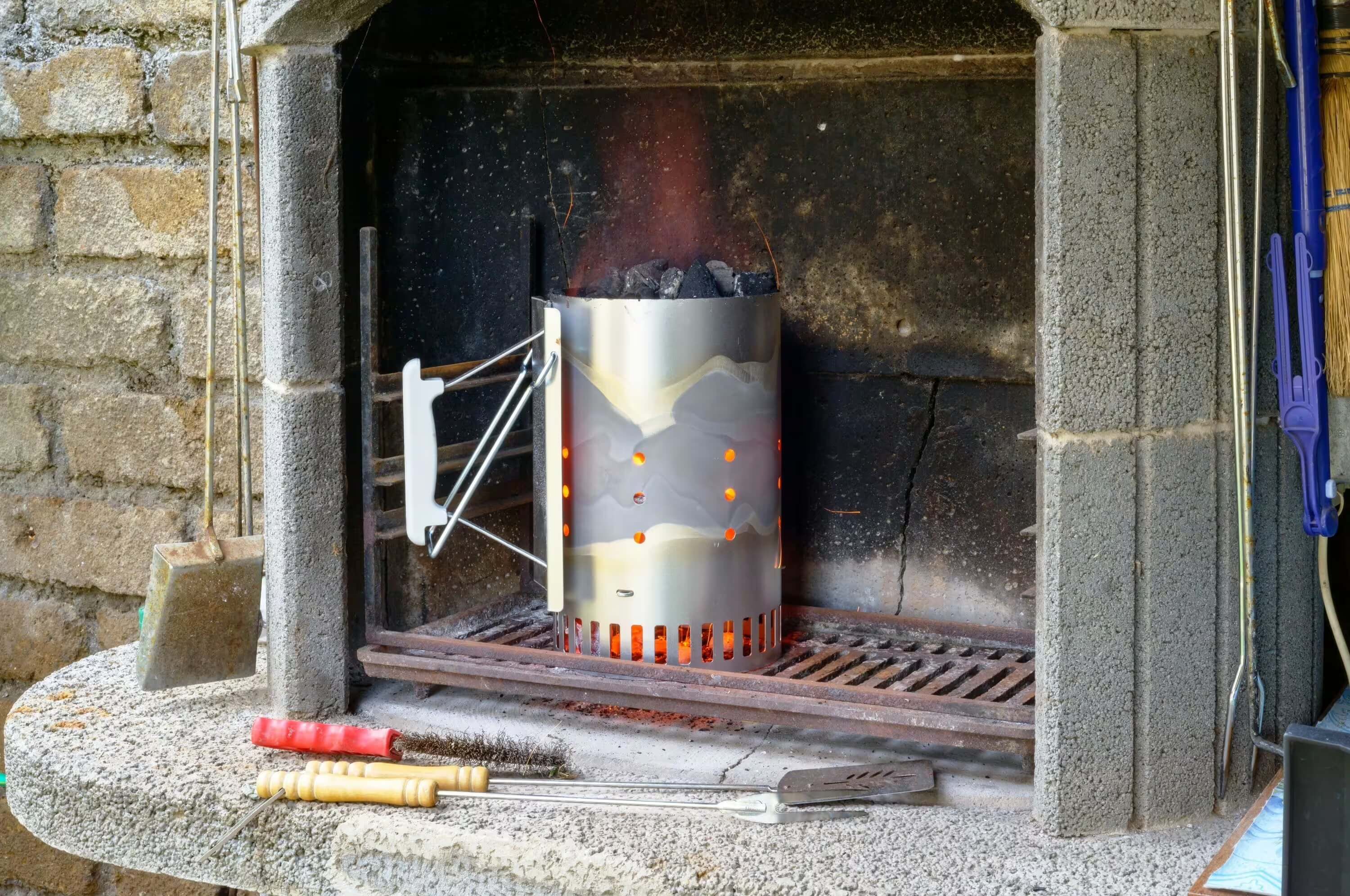 Anzündkamin wird verwendet um die Holzkohle des Holzkohlegrills zu entzünden