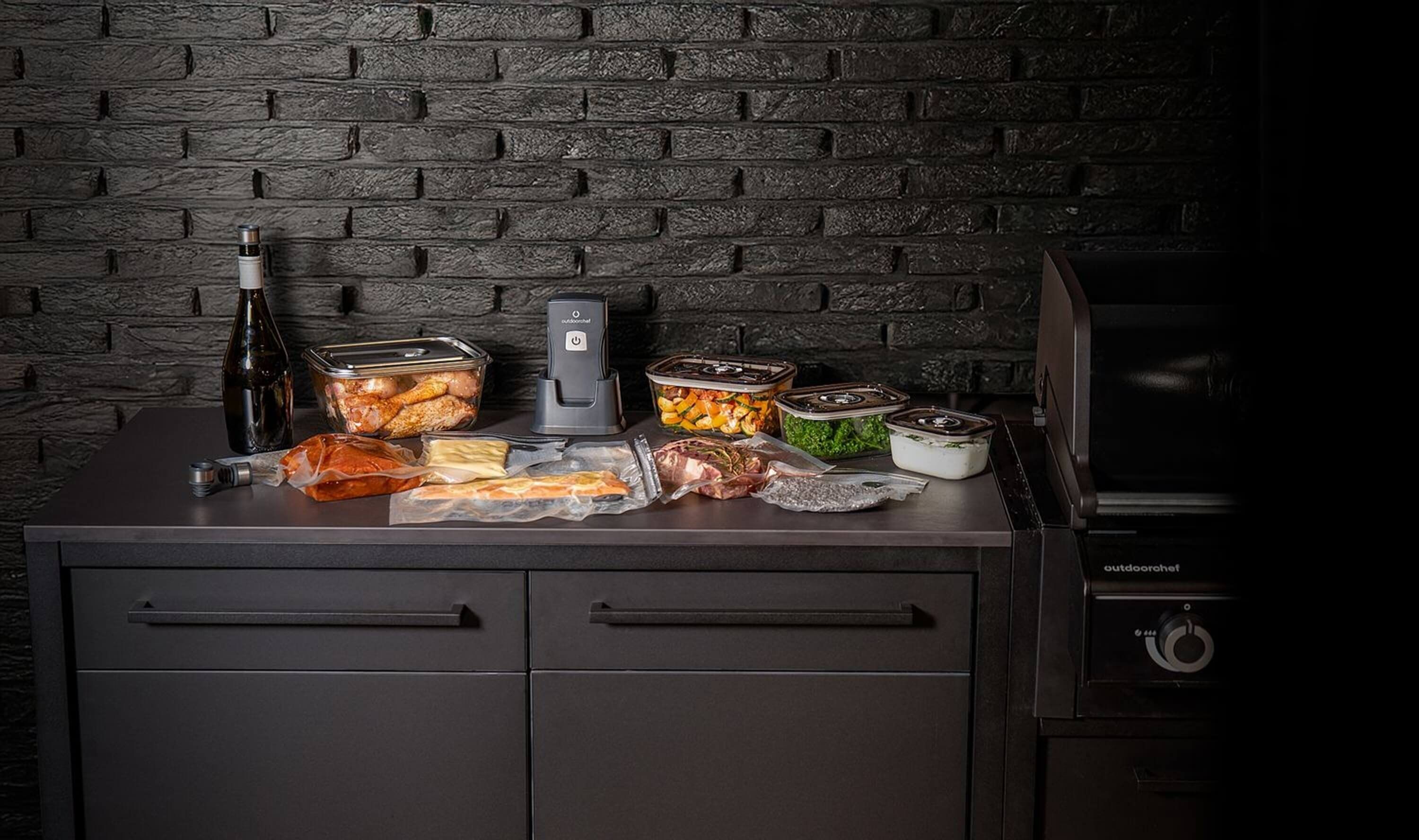 Vakuumiertes Fleisch, Fisch und Gemüse mit dem Outdoorchef EASY BBQ VAC Vakuumierer in der Outdoorküche