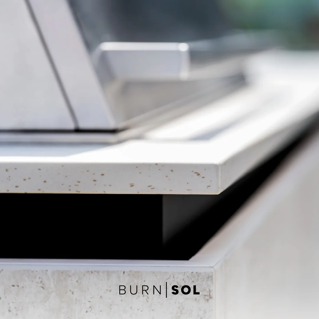 Helle, gesprenkelte Dekton-Arbeitsplatte einer BURN SOL im Detail