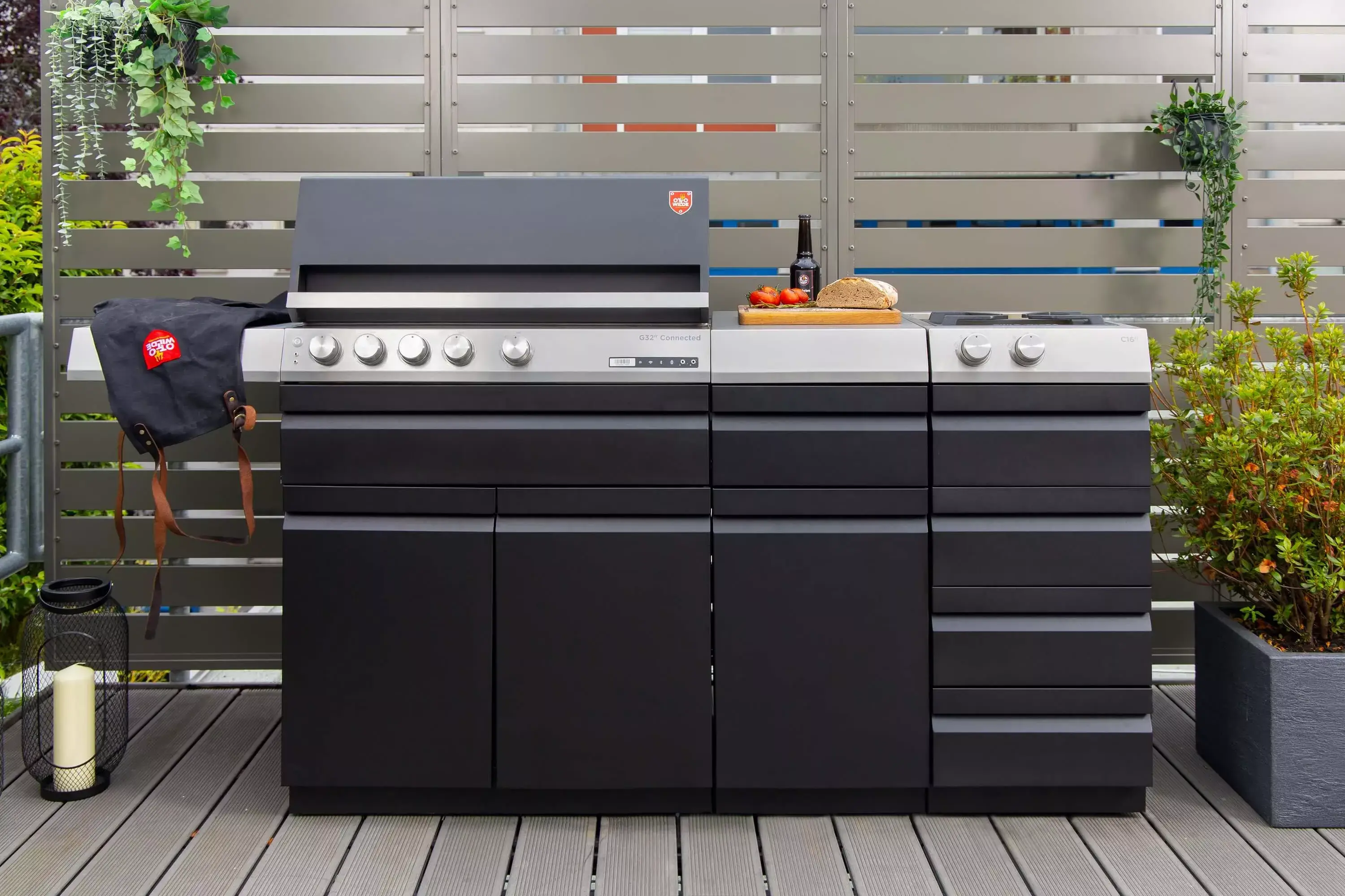 G32 Gasgrill vor einer Wand im Garten