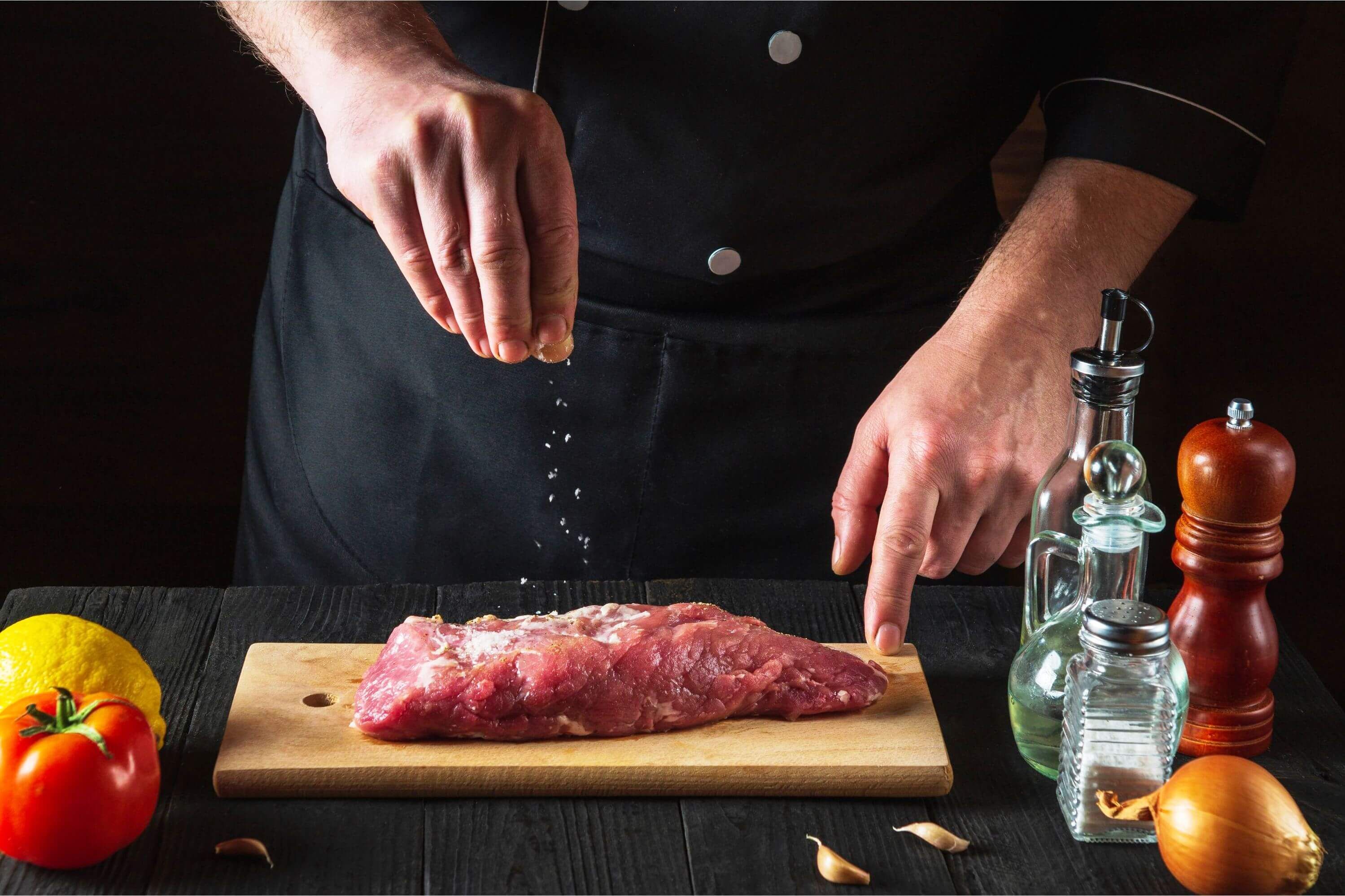 Ein Stück Fleisch wird zum Niedrigtemperaturgaren auf dem Grill vorbereitet