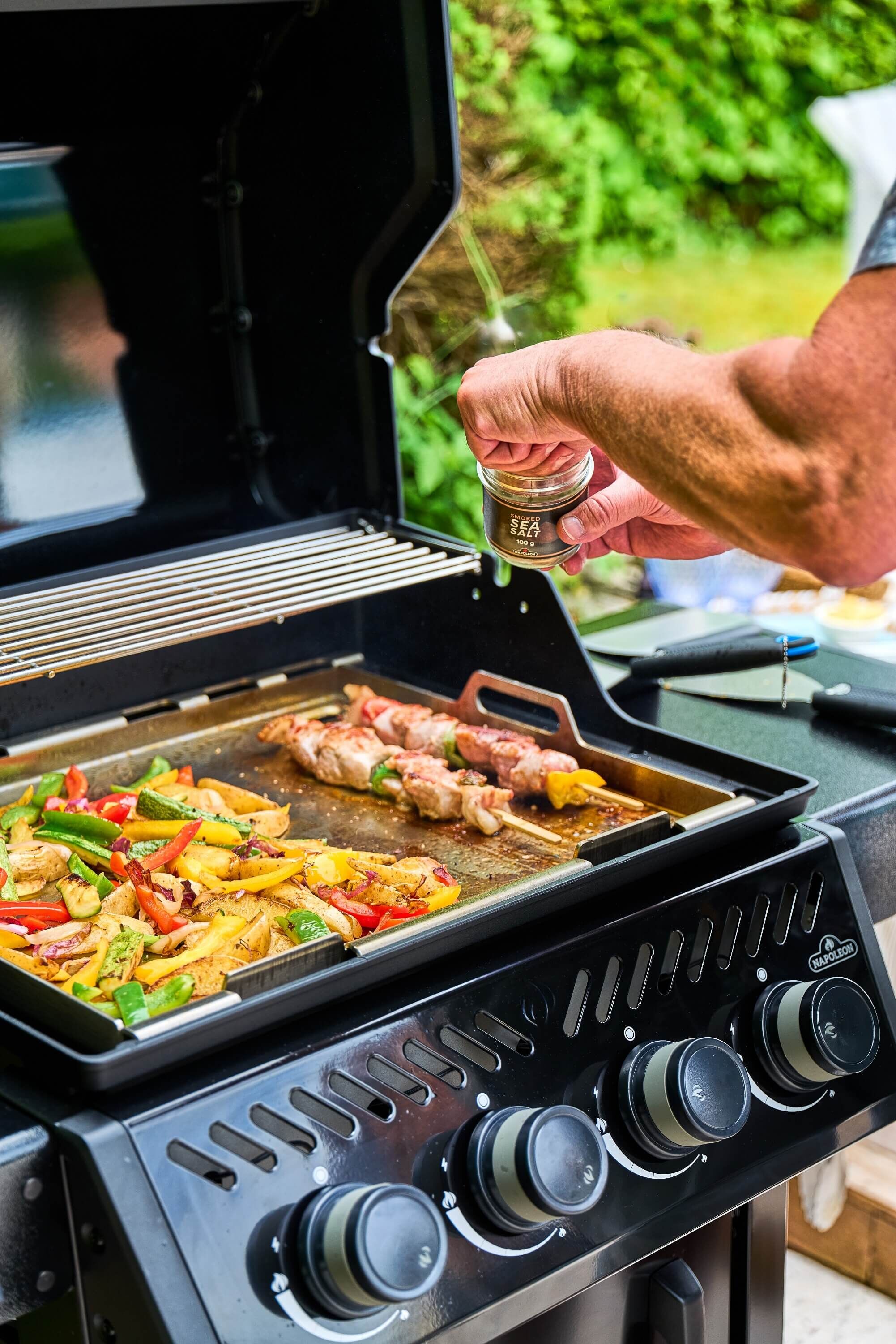 Napoleon Freestyle PRO 425 Gasgrill Schwarz mit Sizzle Zone | Modell 2026 Napoleon Freestyle PRO 425 Gasgrill Schwarz mit Sizzle Zone | Modell 2026