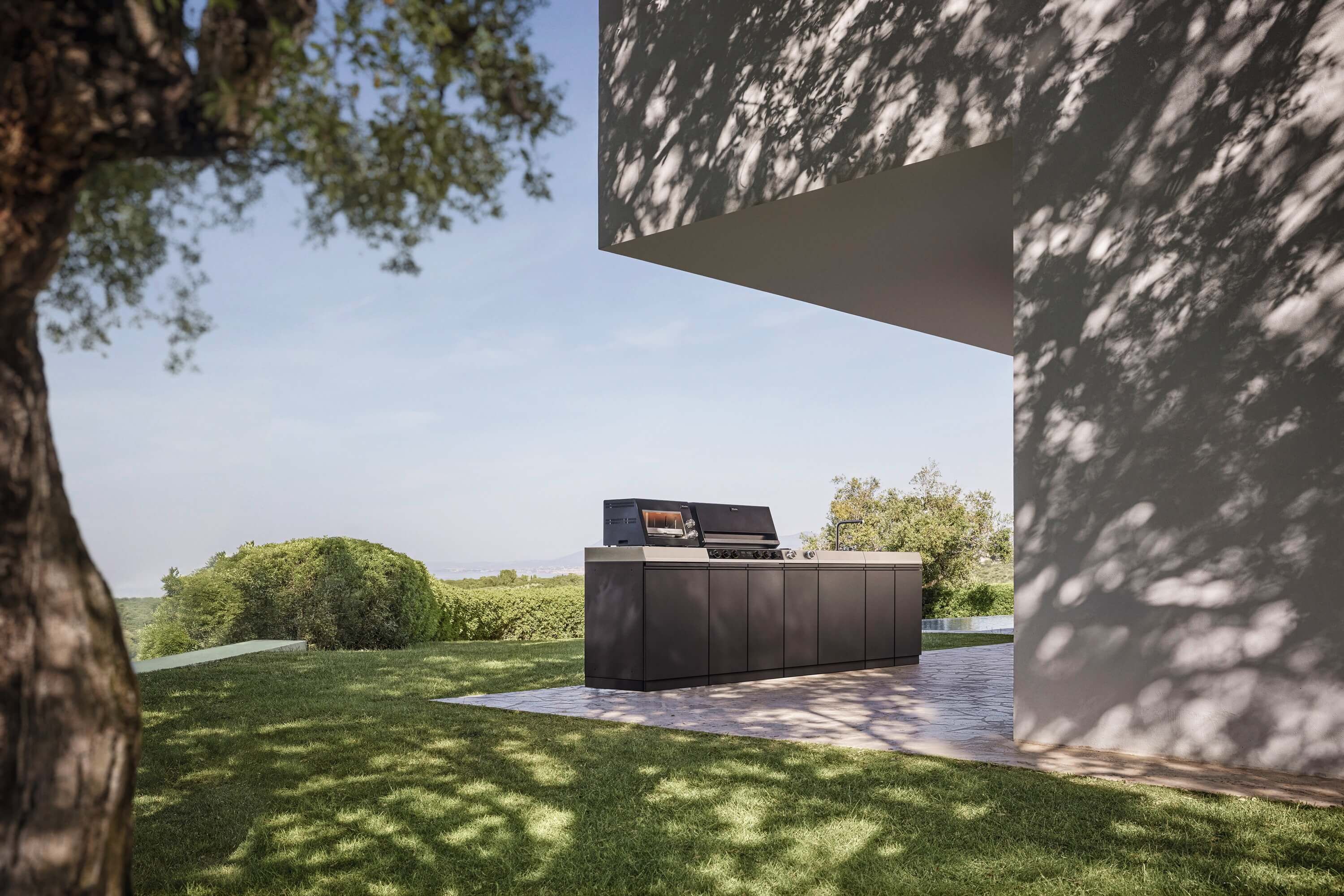 Miele Dreams – die smarte Outdoorküche mit Premium-Design und modularen Lösungen miele-dreams-fire-pro-iq-auf-dem-garten