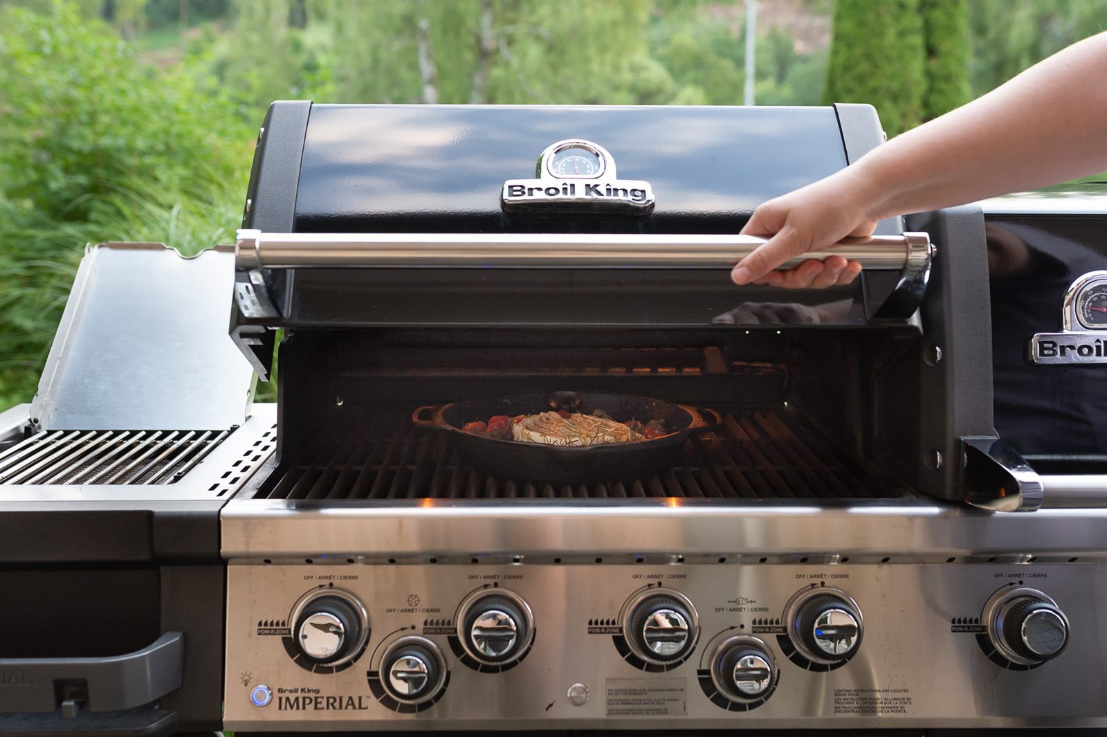 Die Pfanne mit dem Camembert gart im indirekten Bereich des Broil King Gasgrills