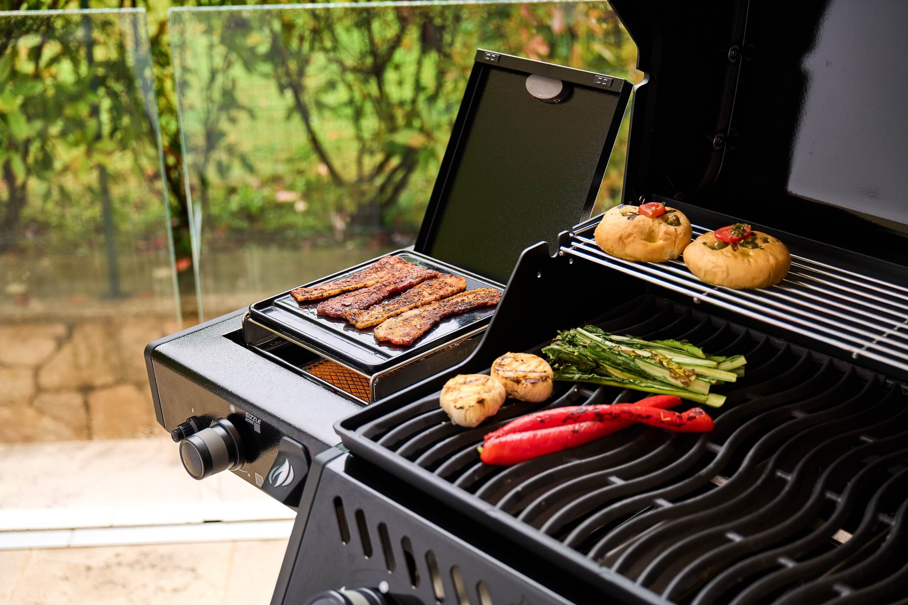 Napoleon Freestyle 365 Gasgrill Schwarz mit Sizzle Zone | Modell 2026