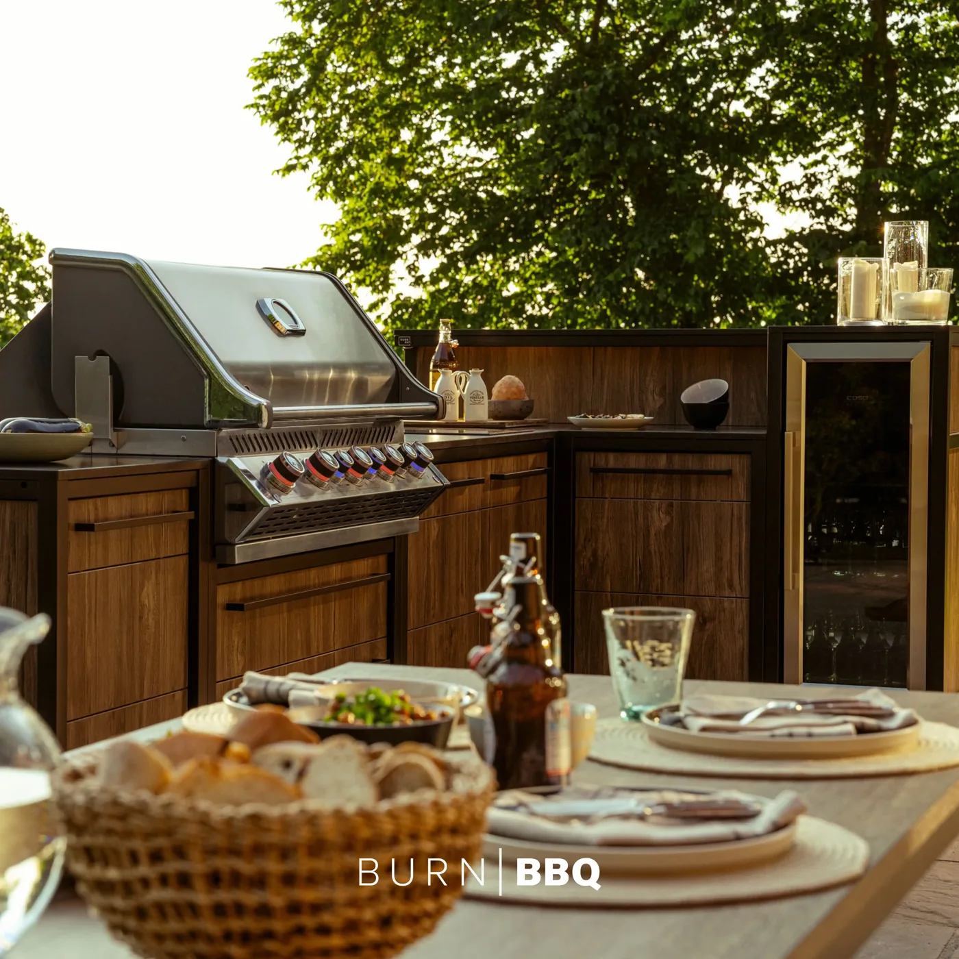 Napoleon-Einbaugrill in einer BURN BBQ Outdoorküche mit Holzdekor-Fronten