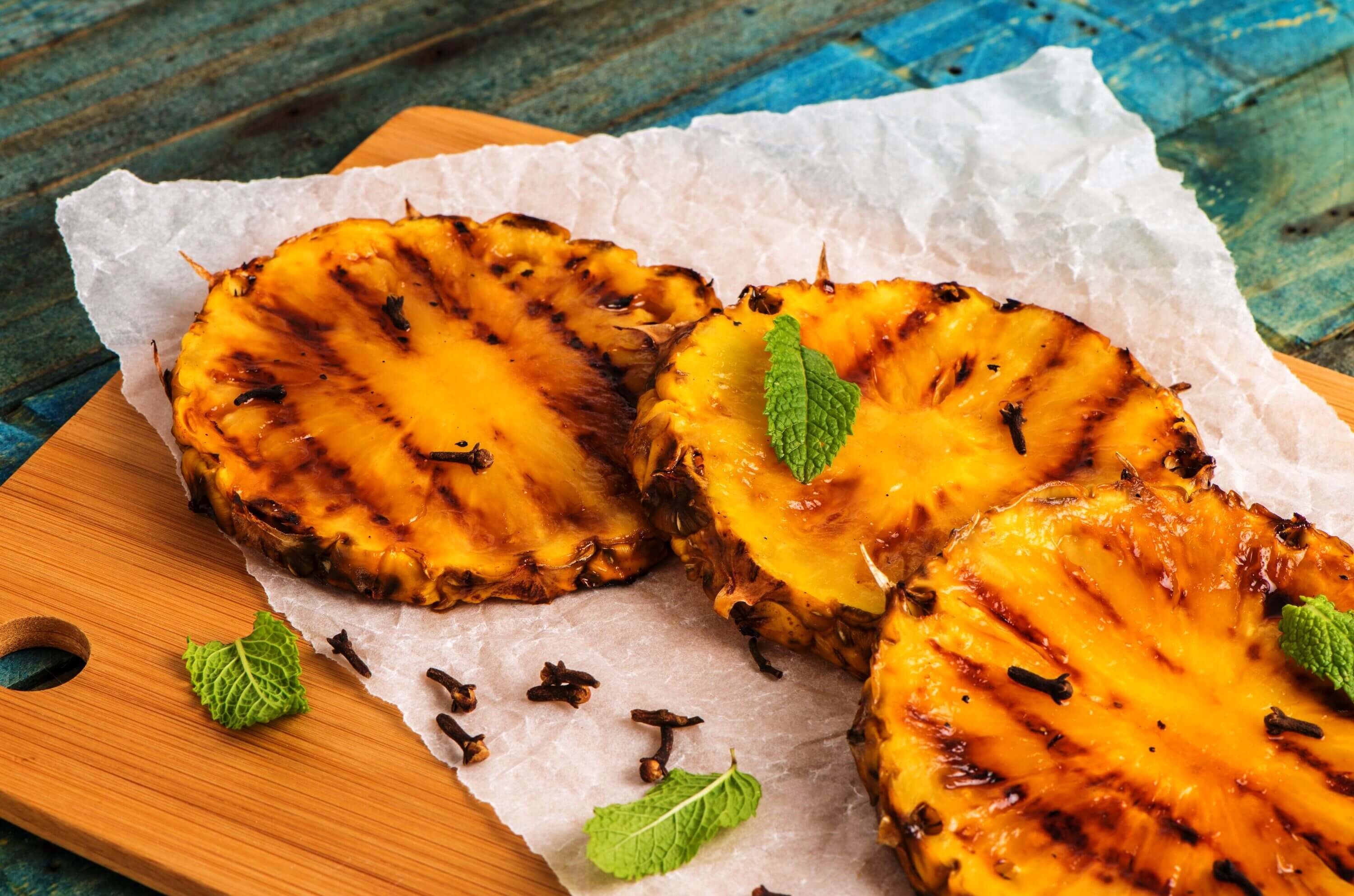 Gegrillte Ananasscheiben mit Nelken und Minze, eine fruchtige Beilage oder Dessertoption vom Grill.