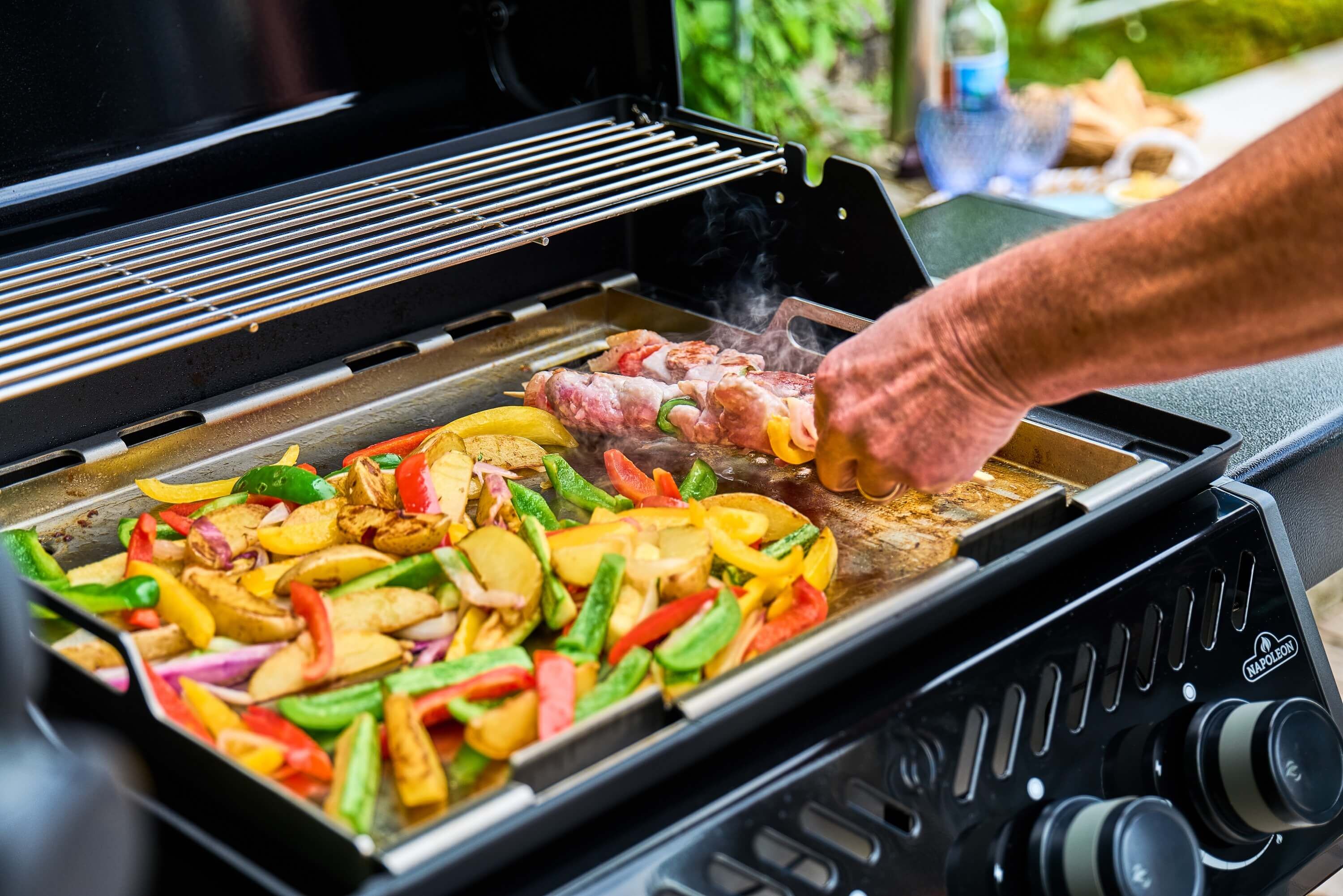 Napoleon Freestyle PRO 425 Gasgrill Schwarz mit Sizzle Zone | Modell 2026 Napoleon Freestyle PRO 425 Gasgrill Schwarz mit Sizzle Zone | Modell 2026