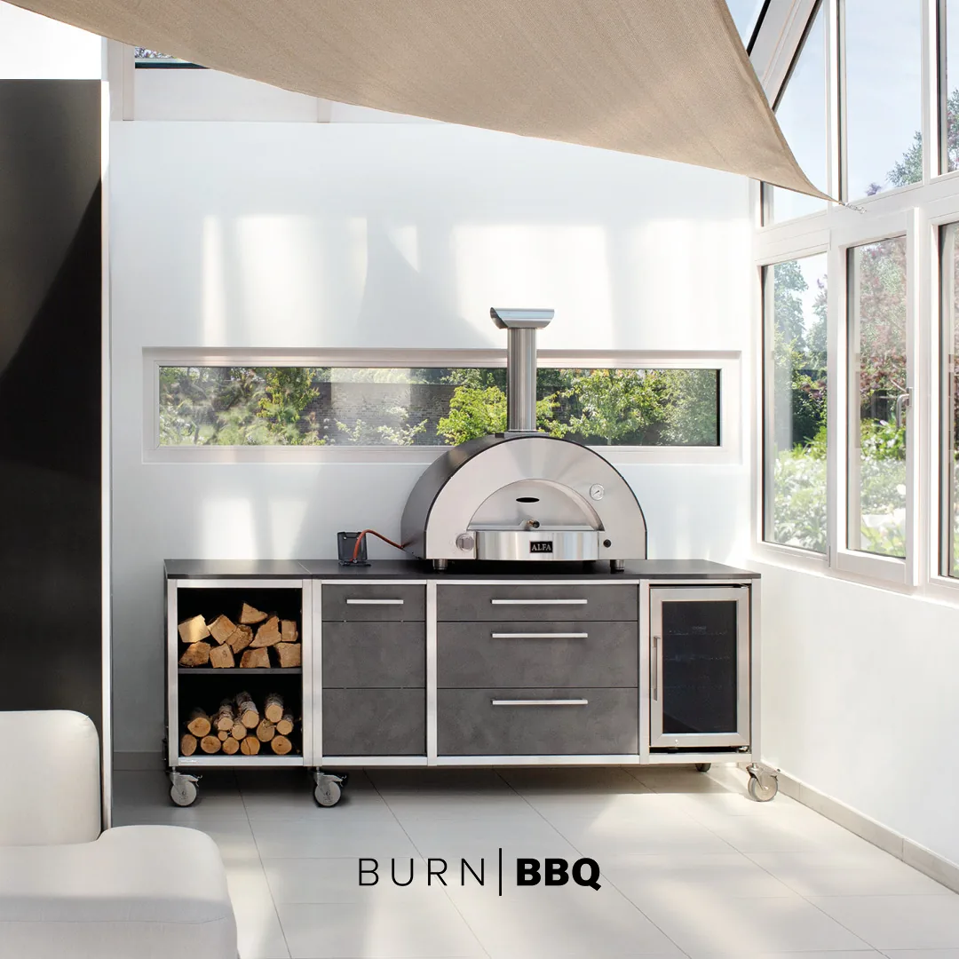 Pizzaofen-Aufsatz auf einem BURN BBQ Modul mit Brennholzfach
