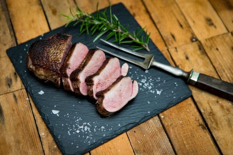 Saftig und zartes Brustfilet von der Oberpfälzer Bauernente auf einem Holzbrett