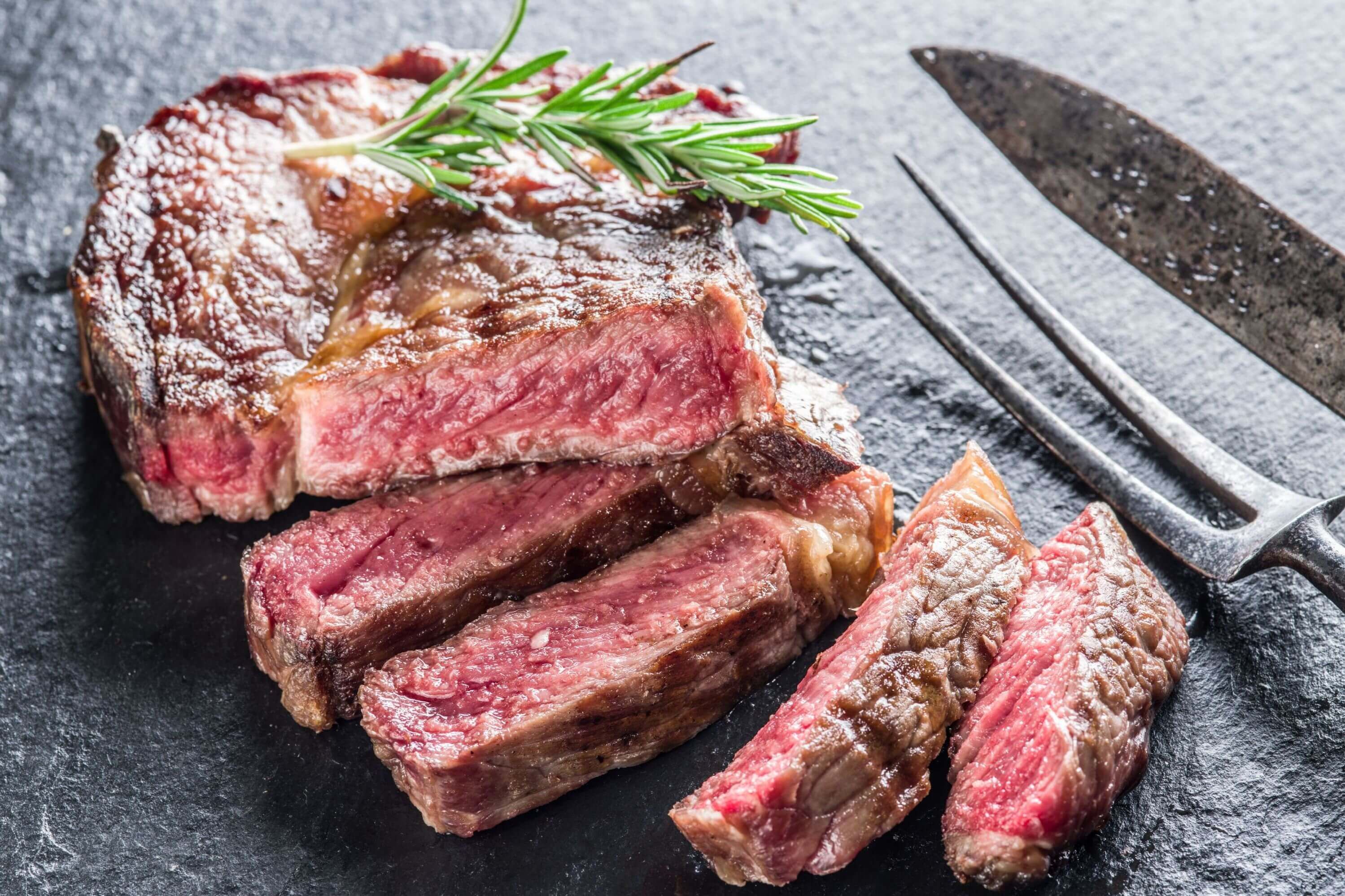 Ein Ribeye Steak richtig tranchiert und präsentiert