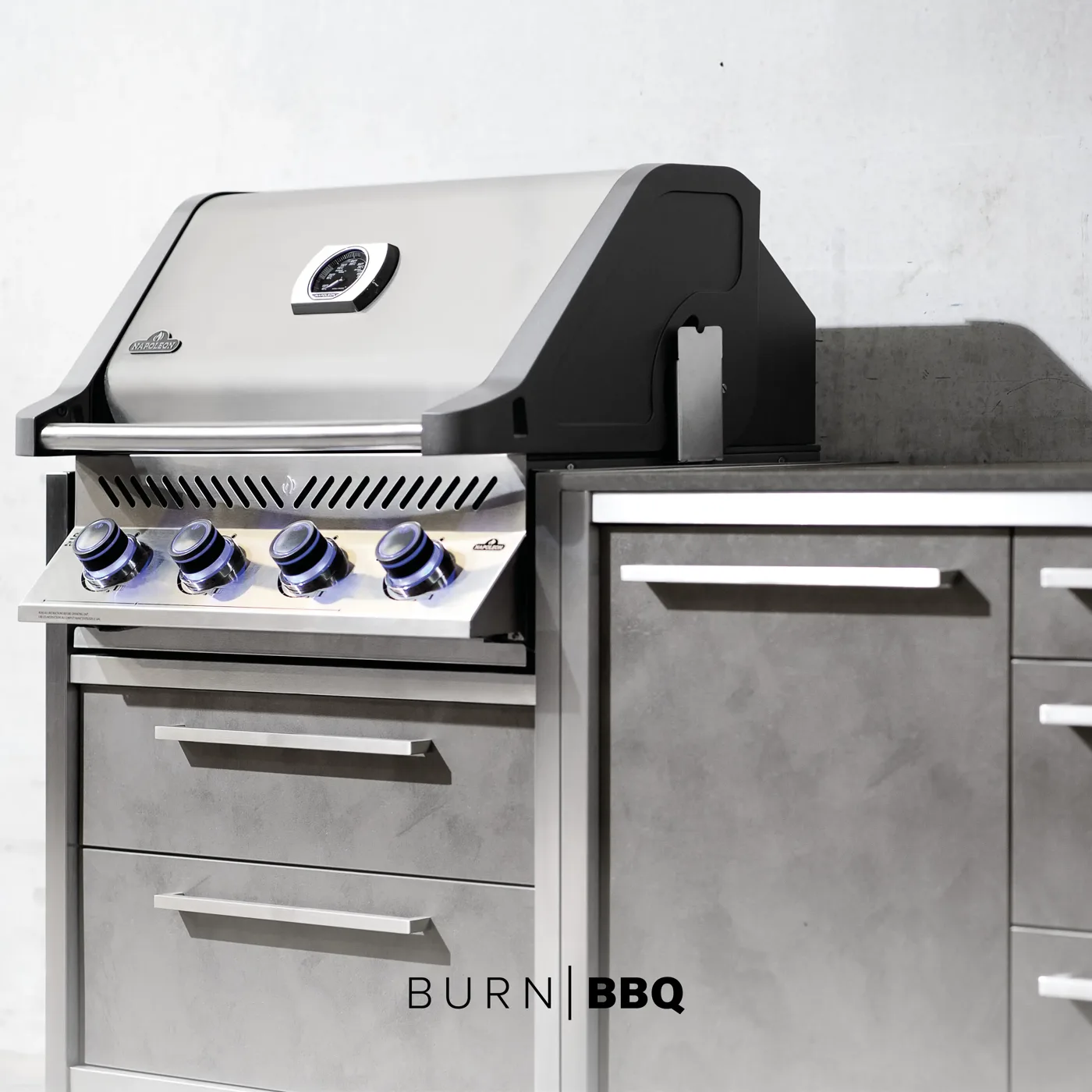 Napoleon-Einbaugrill mit Deckelthermometer in einer BURN BBQ Outdoorküche