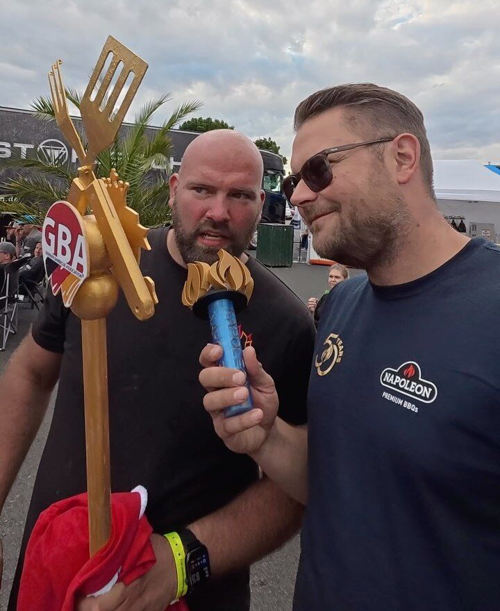 Goldene Siegertrophäe der Deutschen Grillmeisterschaft 2026 in Fulda mit GBA-Logo
