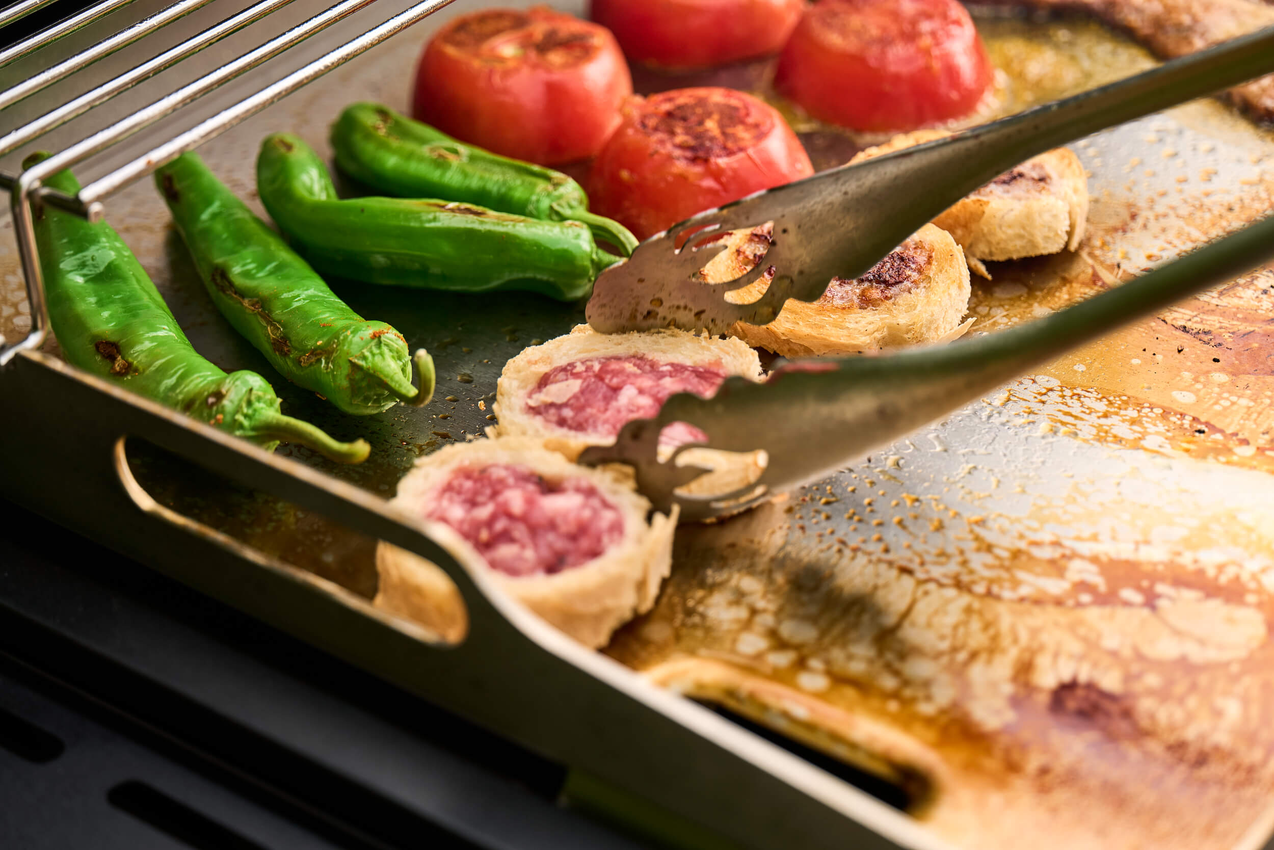 Napoleon Plancha Grill Phantom Rogue Pro 30 mit Sizzle Zone in mattschwarz mit Edelstahlplancha 70 x 44 cm – Produktbild 12