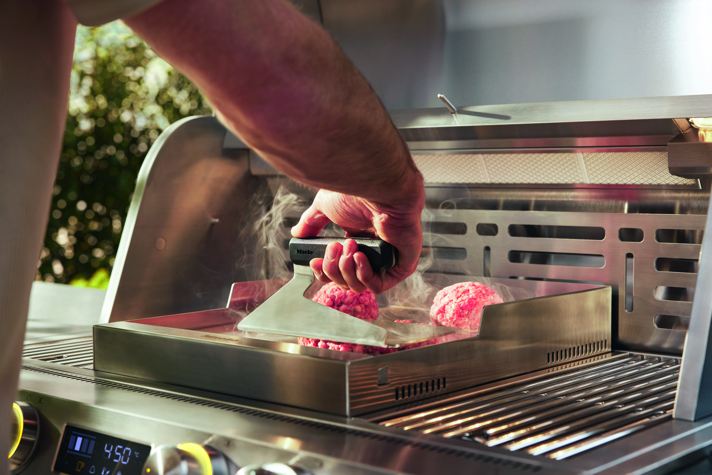 Miele Dreams – Fire Pro L 4P – Vernetzter Gasgrill (Einlageboden links, 2x Türen) – Bild 8 Miele Dreams – Fire Pro L 4P – Vernetzter Gasgrill (Einlageboden links, 2x Türen) – Produktbild 8