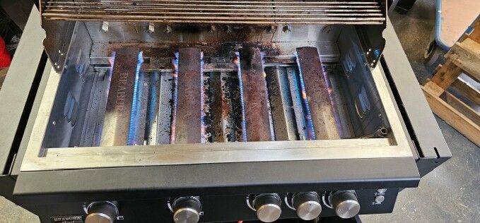 Innenraum eines Brabura Fusion 400 mit massiven Edelstahlguss-Brennern und Brabura-Logo-Branding auf der Brennerfläche