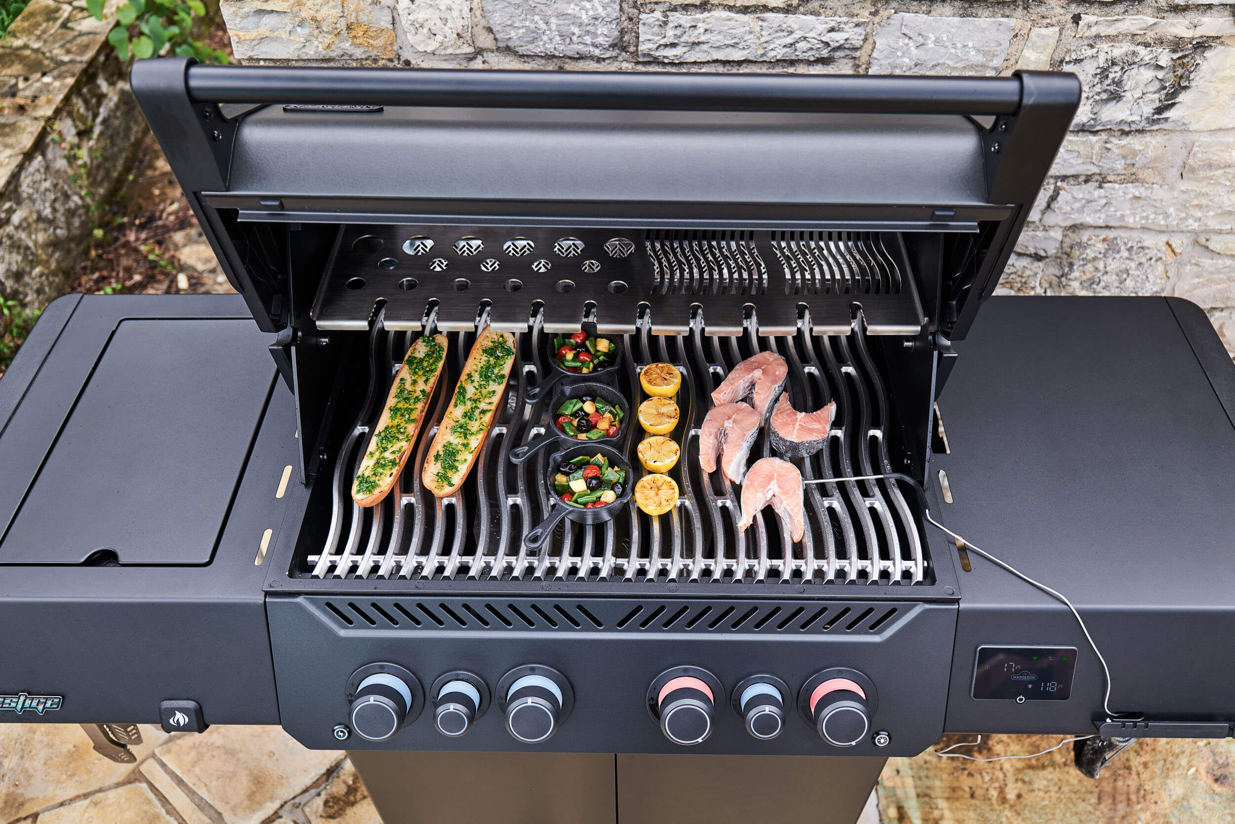 Napoleon Phantom Prestige 500 Connected Gasgrill mit SIZZLE Zone und Heckbrenner - Edelstahl Gussroste, Mattschwarz - Modell 2025 Napoleon Phantom Prestige 500 Connected Gasgrill mit SIZZLE Zone und Heckbrenner - Edelstahl Gussroste, Mattschwarz - Modell 2025