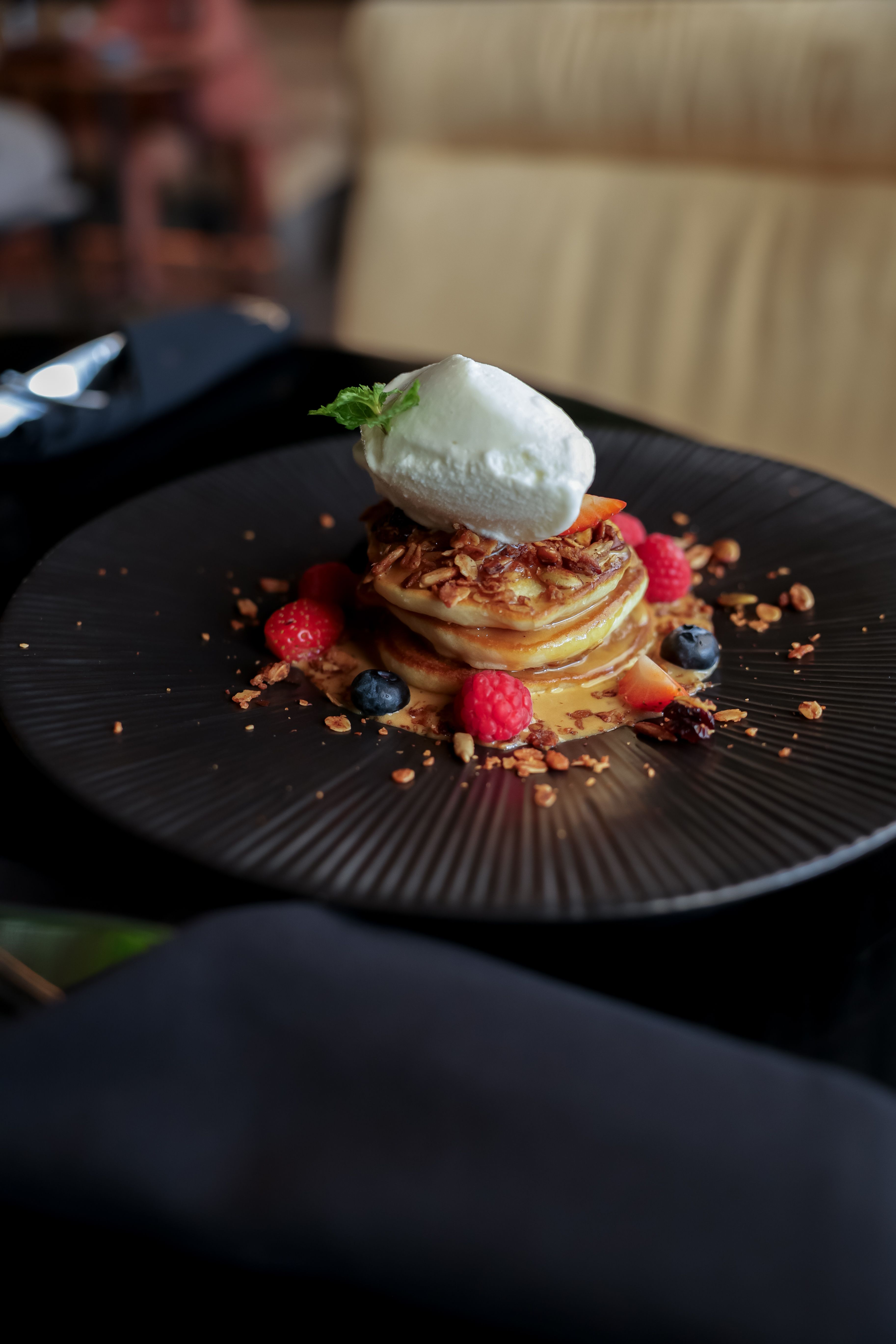 American Pancakes mit Eis und flambierter Ananas