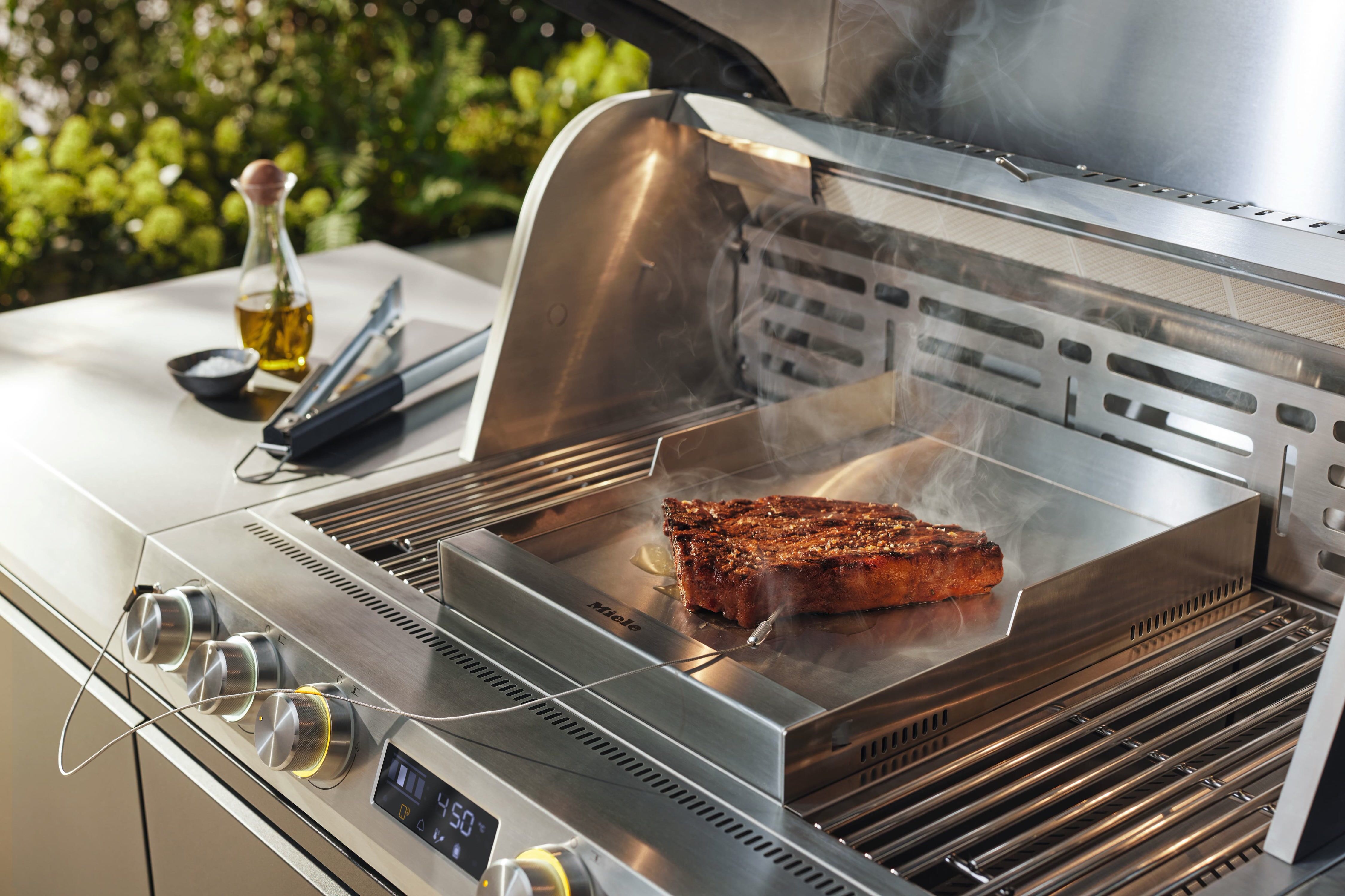 Speisenthermometer im Einsatz am Miele Dreams Fire Pro Gasgrill mit Steak auf der Grillplatte