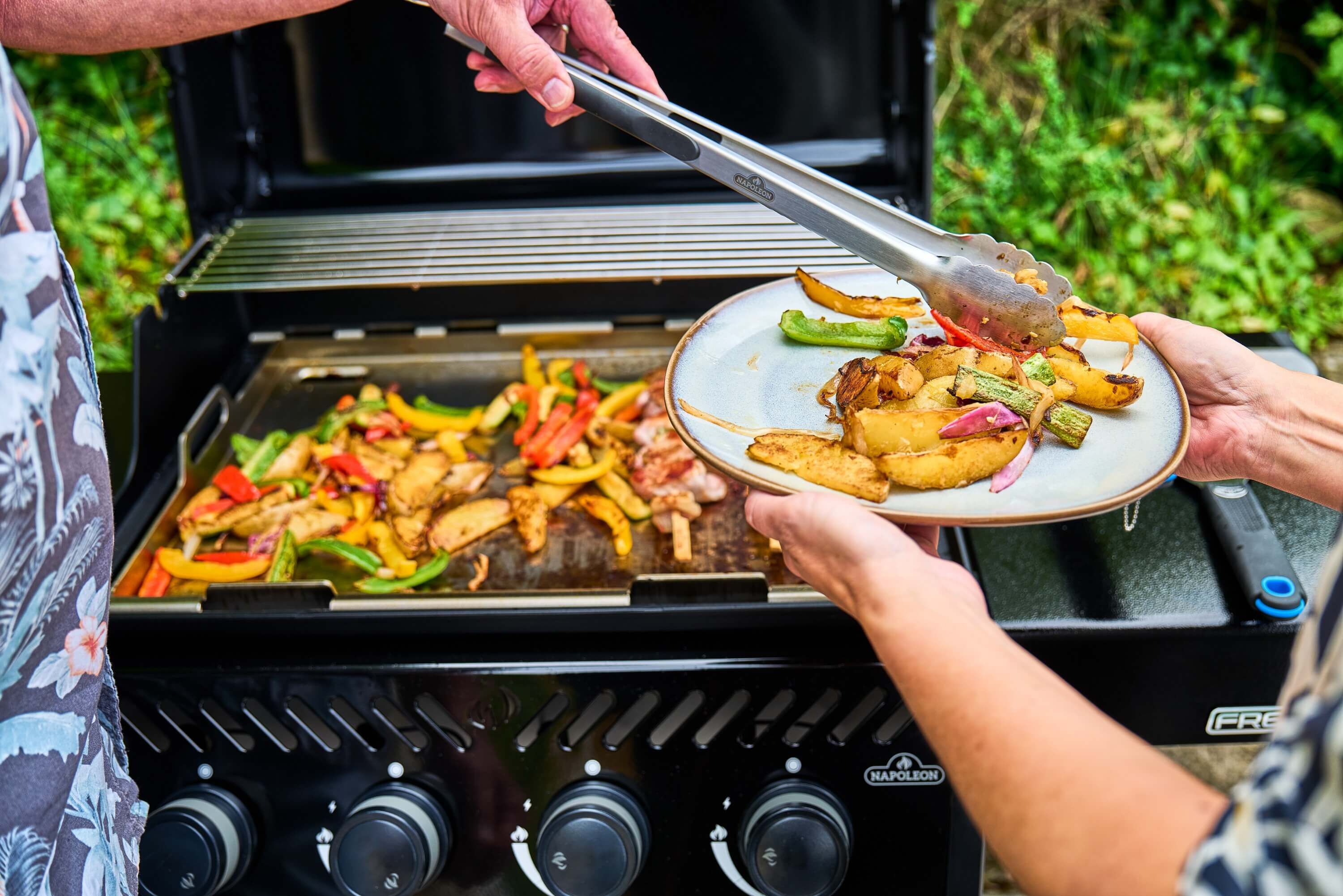 Napoleon Freestyle PRO 425 Gasgrill Schwarz mit Sizzle Zone | Modell 2026 Napoleon Freestyle PRO 425 Gasgrill Schwarz mit Sizzle Zone | Modell 2026