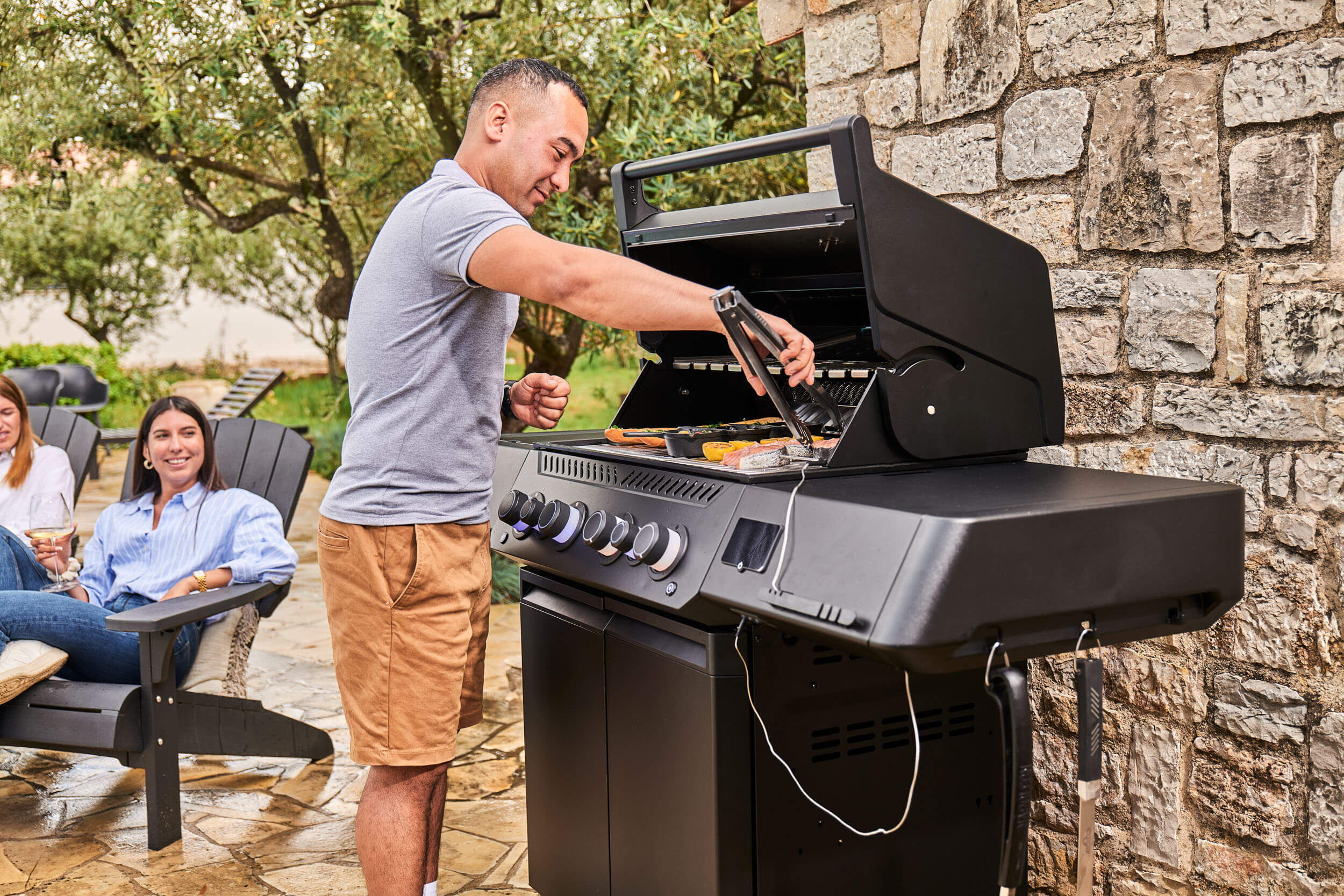 Napoleon Phantom Prestige 500 Connected Gasgrill mit SIZZLE Zone und Heckbrenner - Edelstahl Gussroste, Mattschwarz - Modell 2025 Napoleon Phantom Prestige 500 Connected Gasgrill mit SIZZLE Zone und Heckbrenner - Edelstahl Gussroste, Mattschwarz - Modell 2025