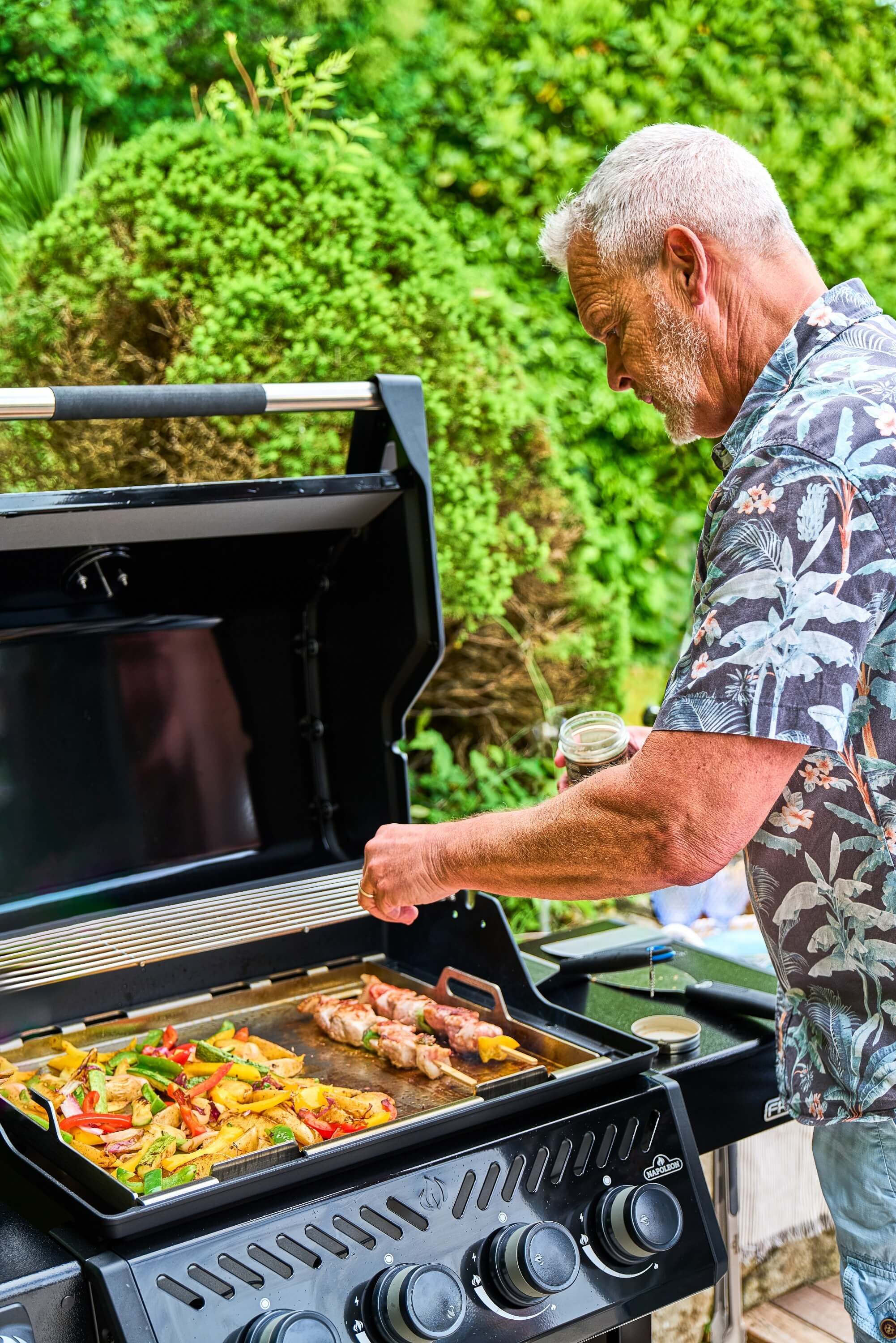 Napoleon Freestyle PRO 425 Gasgrill Schwarz mit Sizzle Zone | Modell 2026 Napoleon Freestyle PRO 425 Gasgrill Schwarz mit Sizzle Zone | Modell 2026