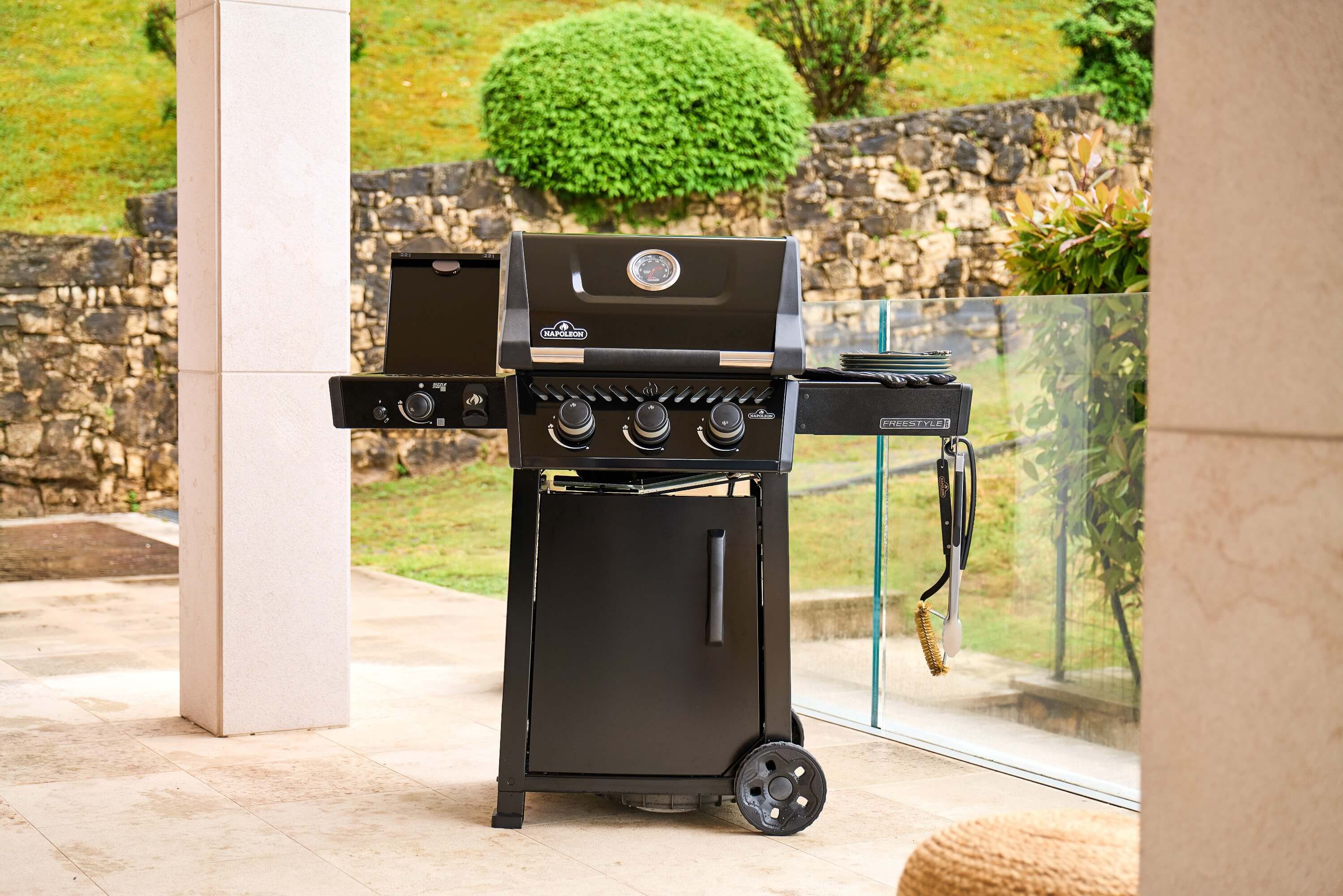 Napoleon Freestyle 365 Gasgrill Schwarz mit Sizzle Zone | Modell 2026 Napoleon Freestyle 365 Gasgrill Schwarz mit Sizzle Zone | Modell 2026