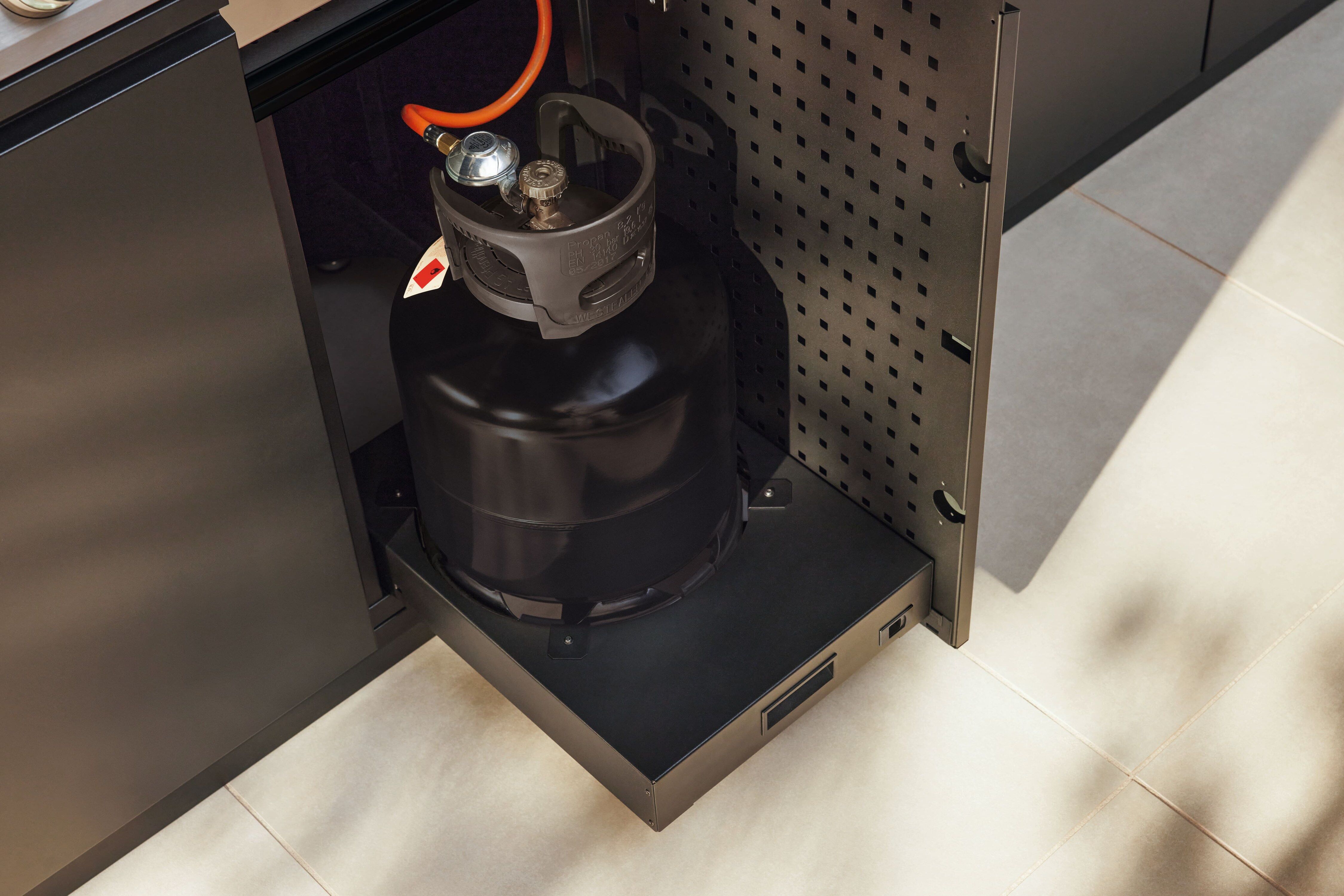 Miele TankManager ausgezogen im Unterschrank mit Gasflasche