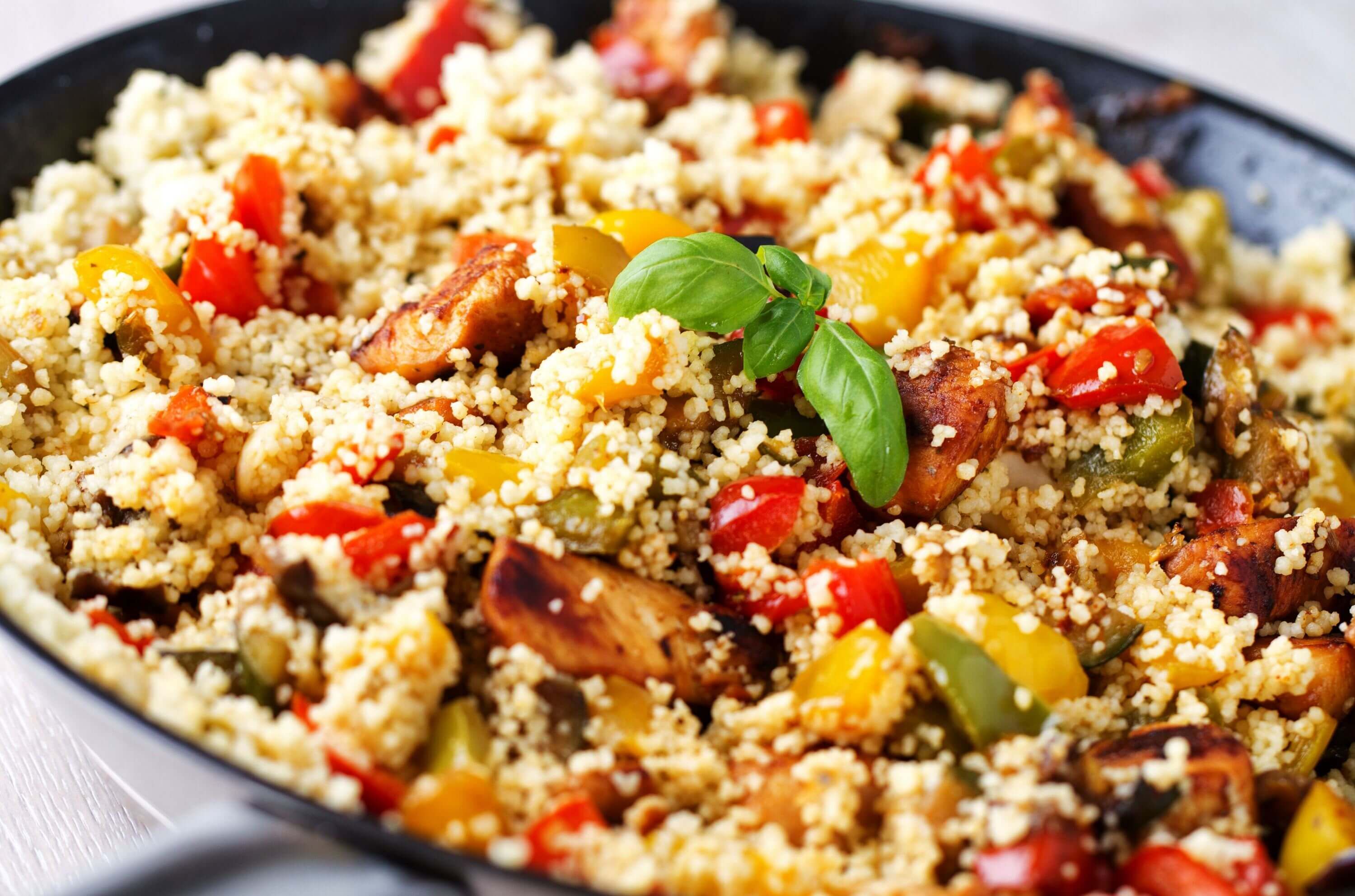 Leichter Couscous-Salat mit buntem Gemüse, ideal als sommerliche Grillbeilage.
