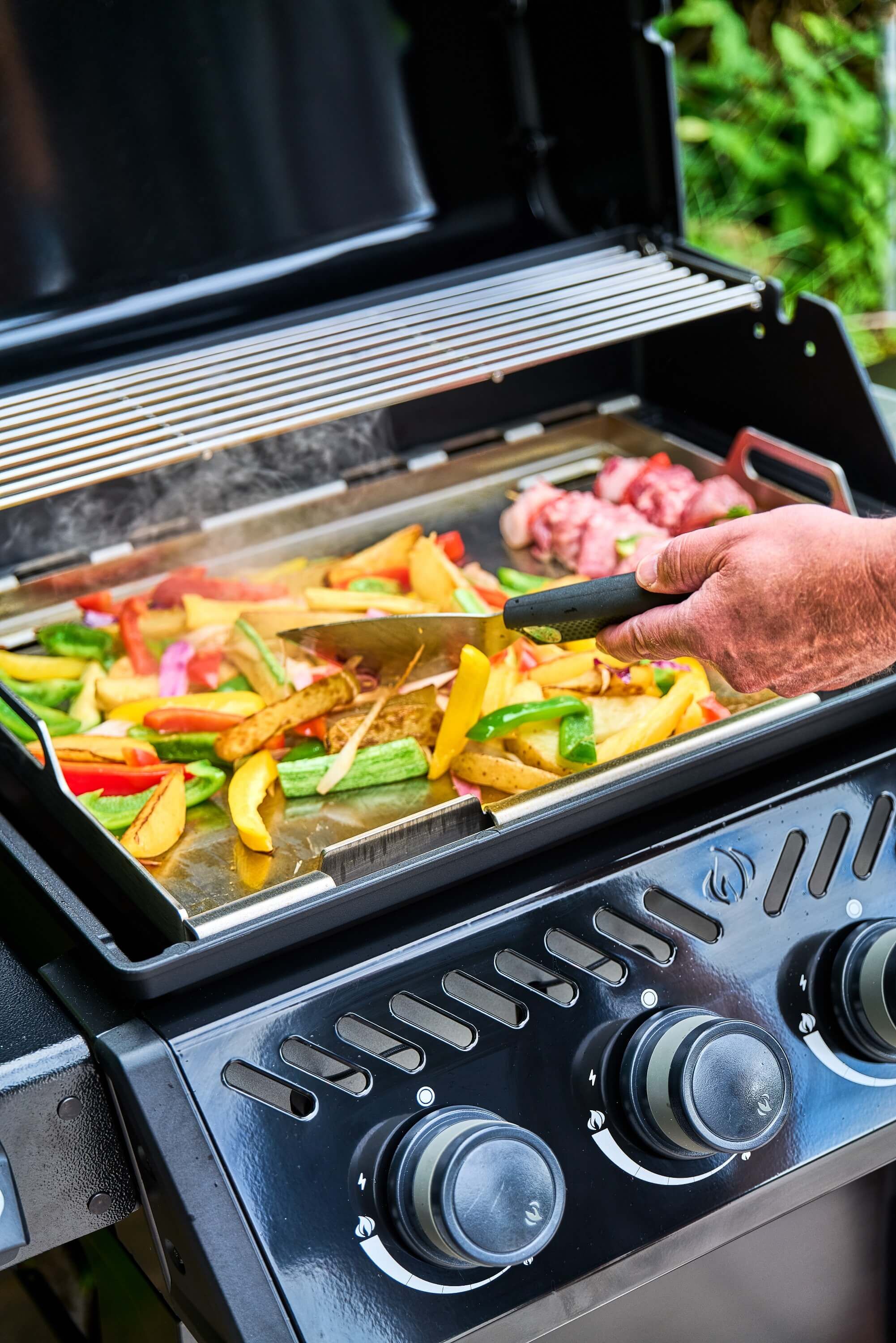 Napoleon Freestyle PRO 425 Gasgrill Schwarz mit Sizzle Zone | Modell 2026 Napoleon Freestyle PRO 425 Gasgrill Schwarz mit Sizzle Zone | Modell 2026