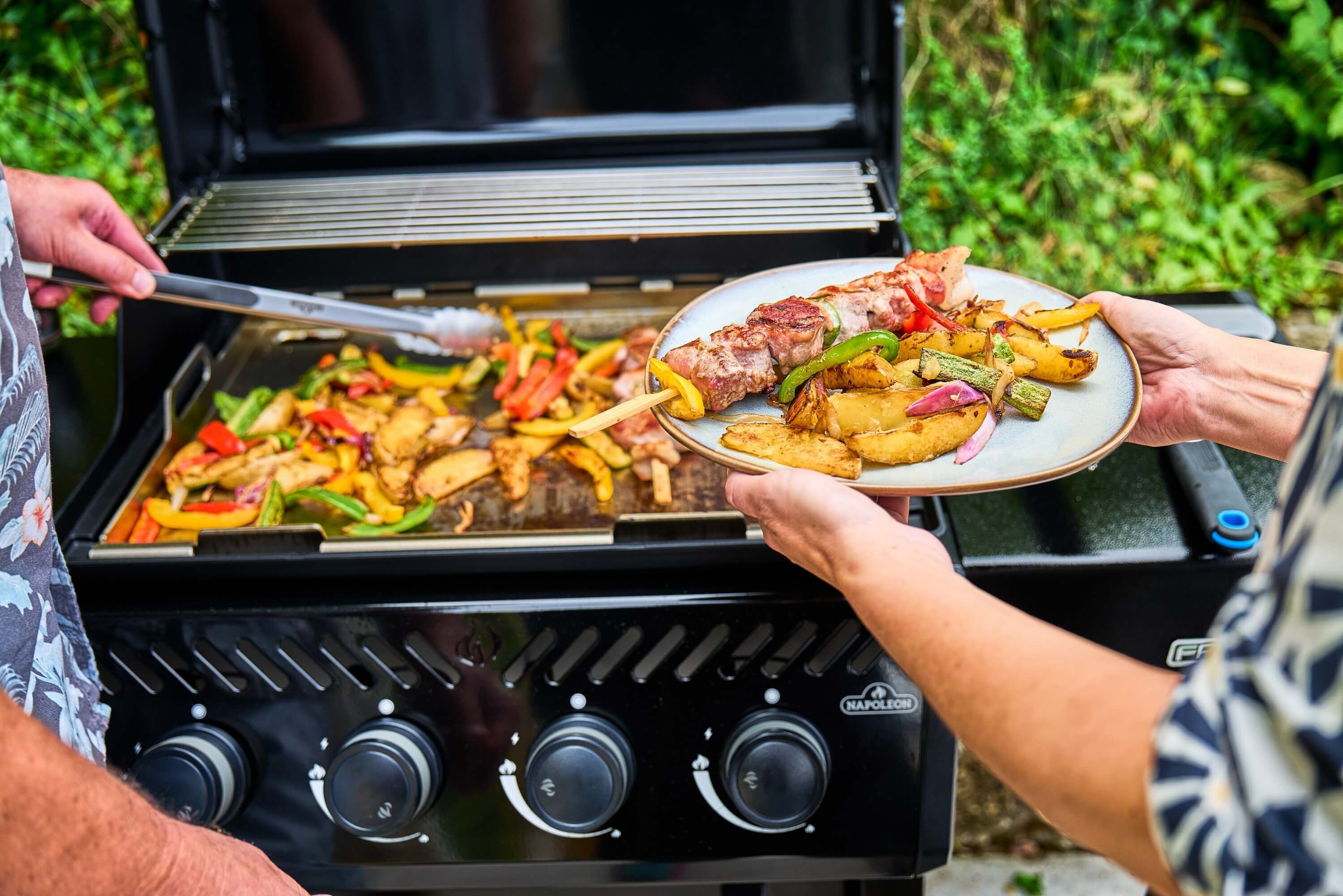 Napoleon Freestyle PRO 425 Gasgrill Schwarz mit Sizzle Zone | Modell 2026 Napoleon Freestyle PRO 425 Gasgrill Schwarz mit Sizzle Zone | Modell 2026