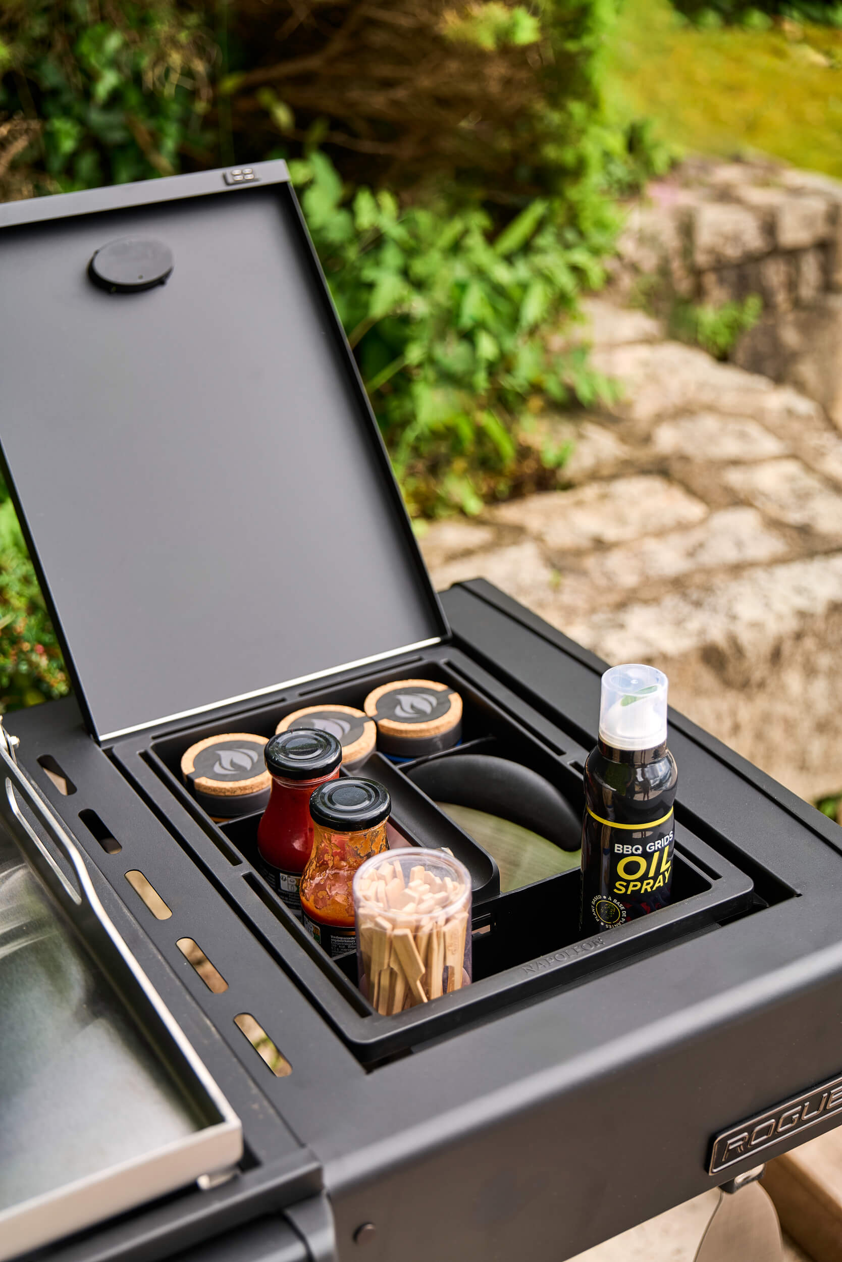 Napoleon Plancha Grill Phantom Rogue Pro 30 mit Sizzle Zone in mattschwarz mit Edelstahlplancha 70 x 44 cm – Produktbild 9