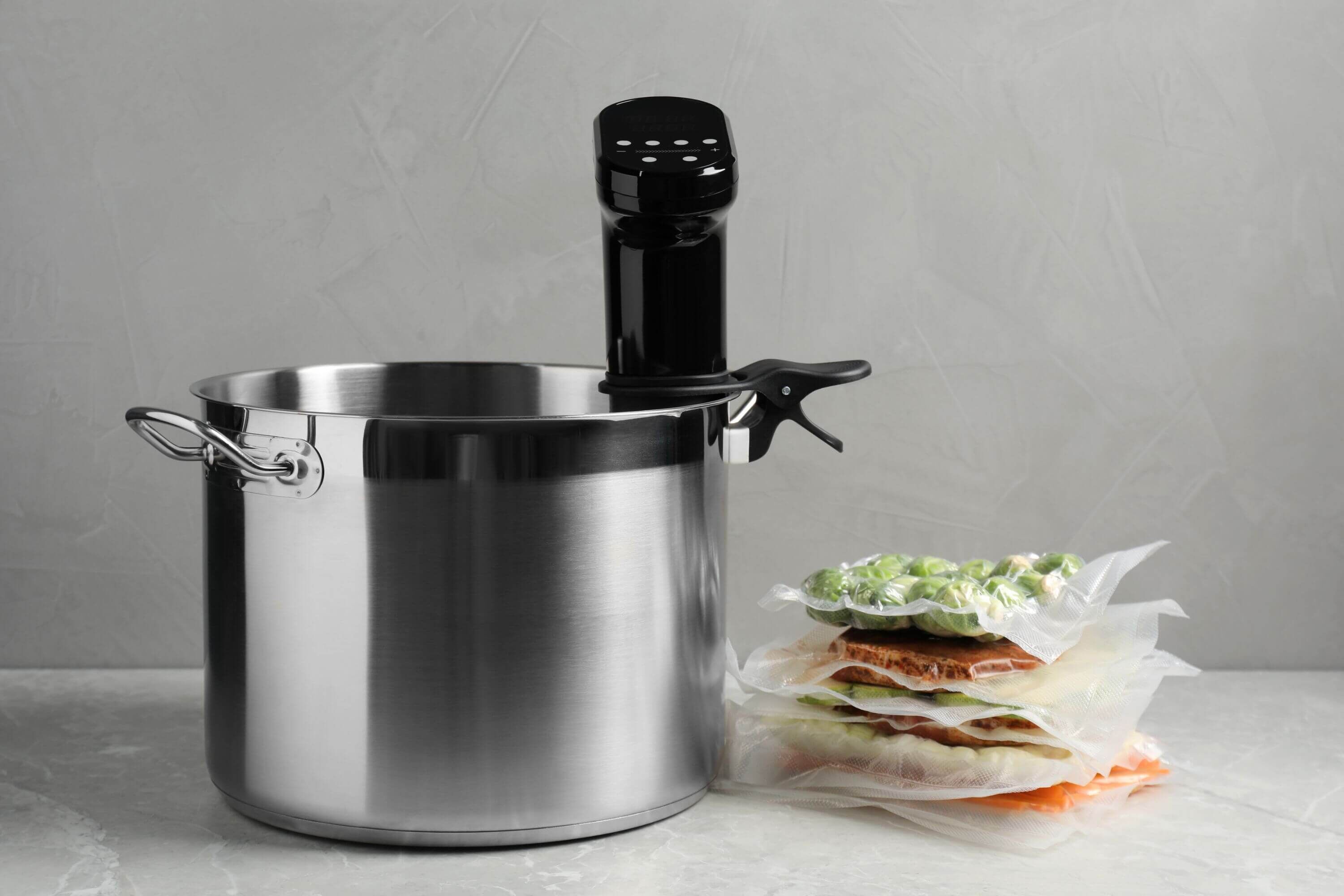 Sous Vide Garen mit Stick im Kochtopf