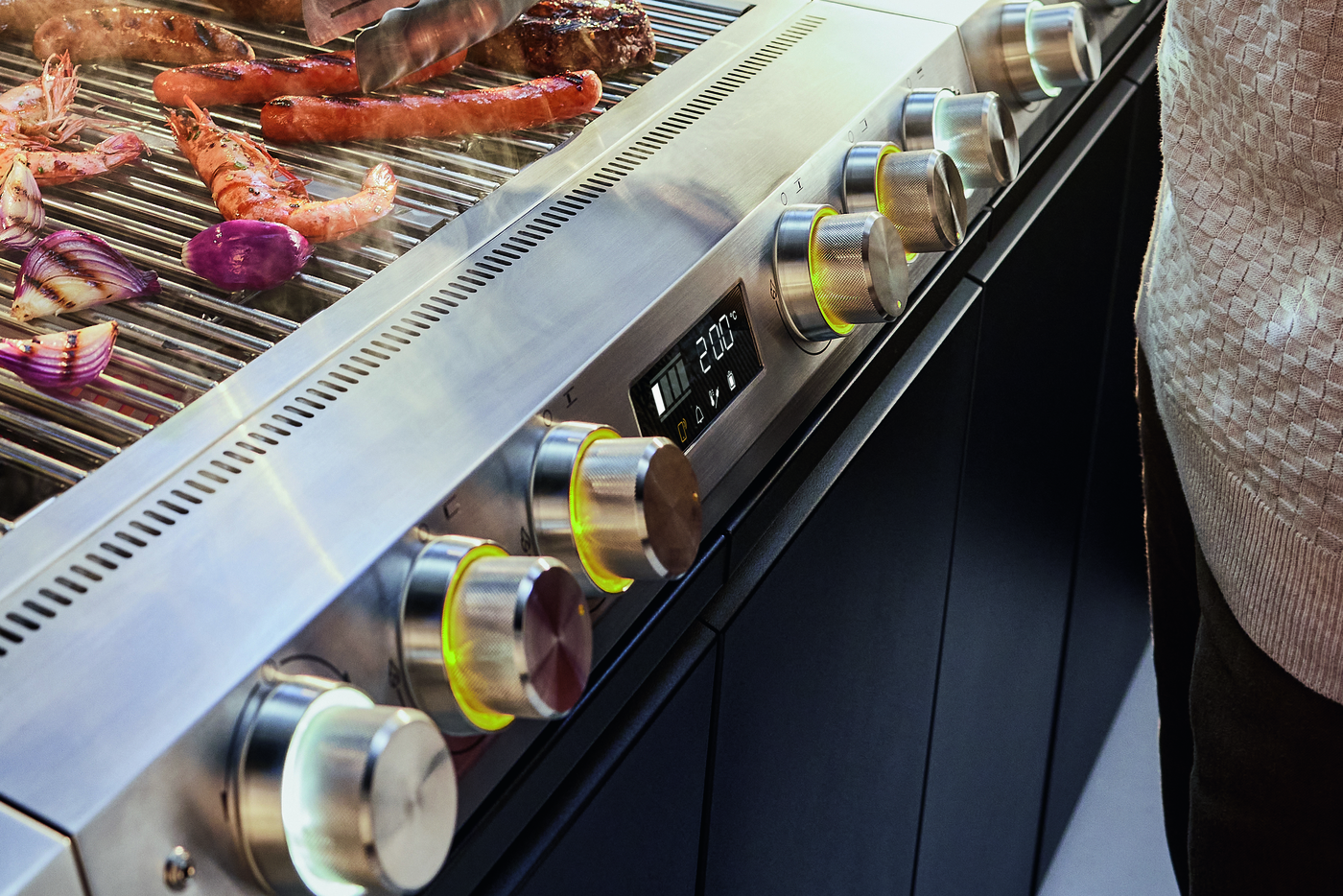 Miele Dreams – Fire Pro L 4P – Vernetzter Gasgrill (Einlageboden links, 2x Türen) – Bild 1 Miele Dreams – Fire Pro L 4P – Vernetzter Gasgrill (Einlageboden links, 2x Türen) – Produktbild 1