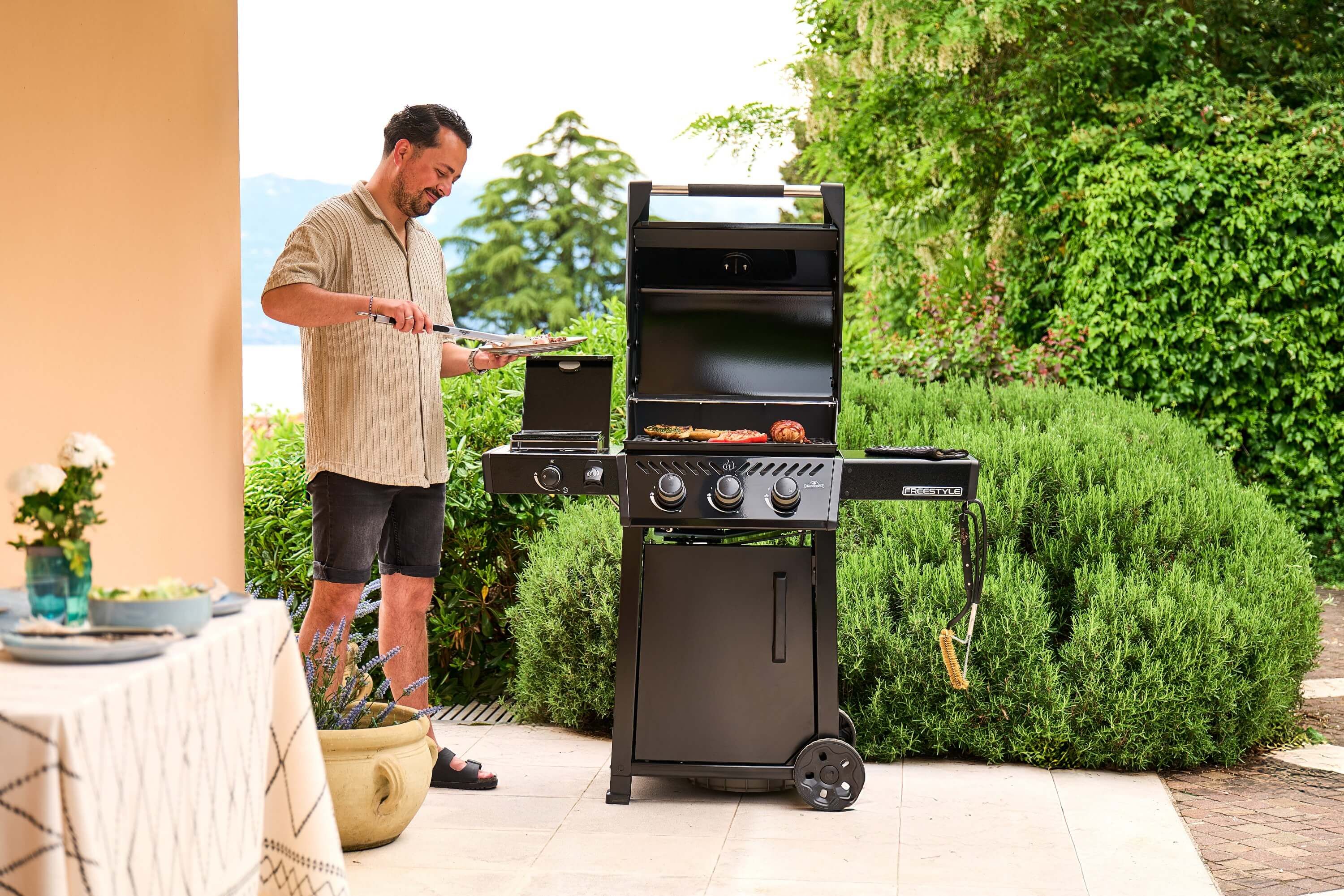 Napoleon Freestyle 365 Gasgrill Schwarz mit Seitenbrenner | Modell 2026 Napoleon Freestyle 365 Gasgrill Schwarz mit Seitenbrenner | Modell 2026