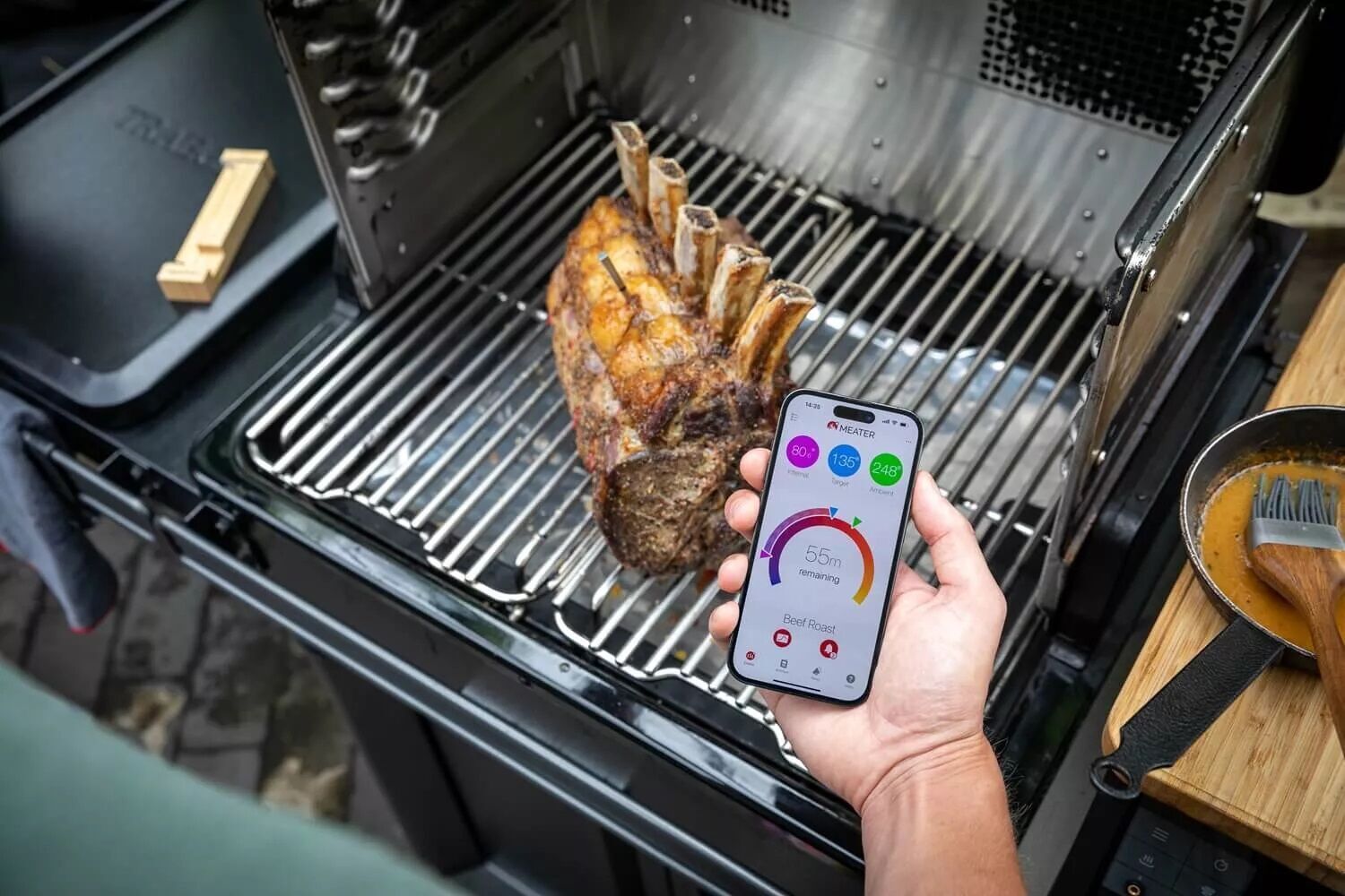 Kerntemperatur beim Fleisch messen: Einstichthermometer sitzt waagerecht in der dicksten Stelle
