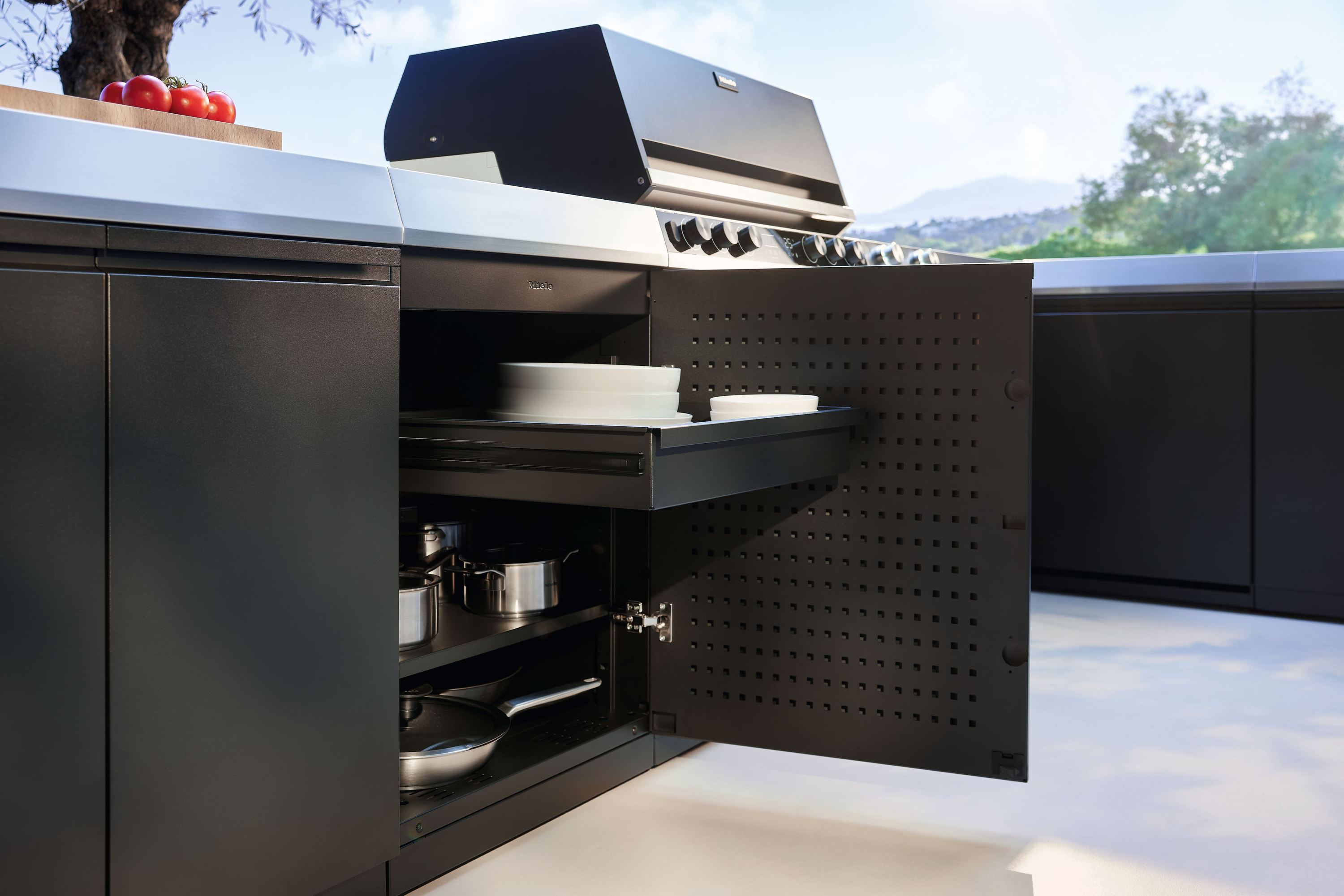 Miele Dreams Store M Stauraummodul mit drei Schubladen und Edelstahl-Arbeitsfläche für die Outdoorküche