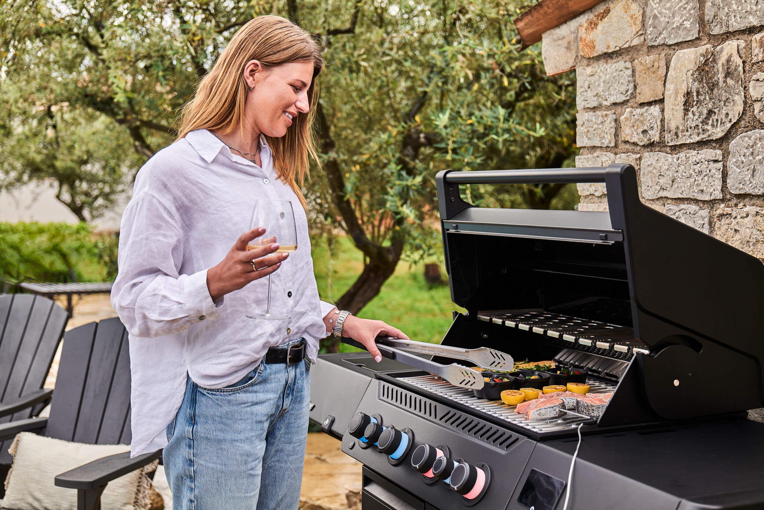 Napoleon Phantom Prestige 500 Connected Gasgrill mit SIZZLE Zone und Heckbrenner - Edelstahl Gussroste, Mattschwarz - Modell 2025 Napoleon Phantom Prestige 500 Connected Gasgrill mit SIZZLE Zone und Heckbrenner - Edelstahl Gussroste, Mattschwarz - Modell 2025