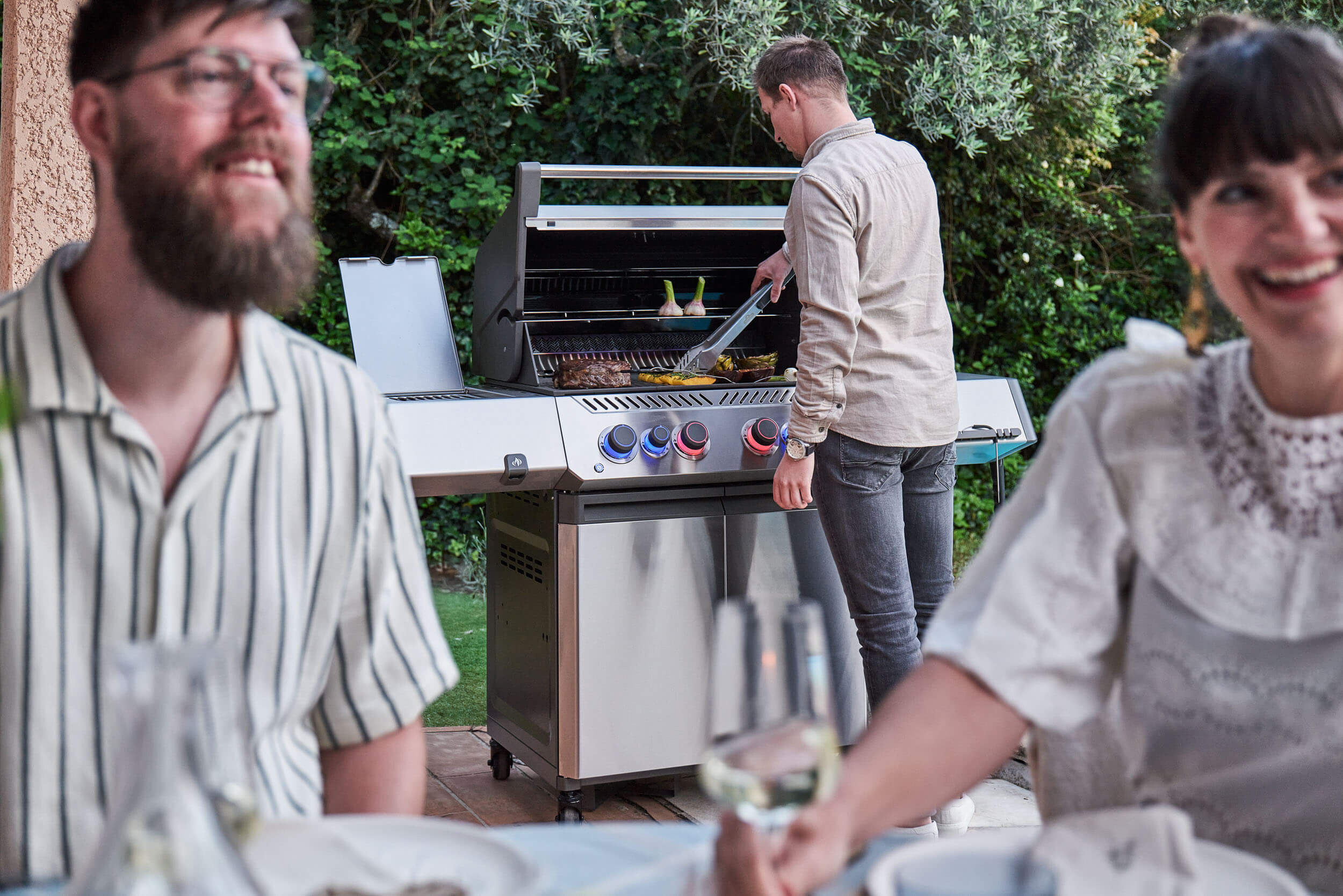 Napoleon Prestige 500 Gasgrill mit Sizzle Zone und Heckbrenner Edelstahl | Modell 2025