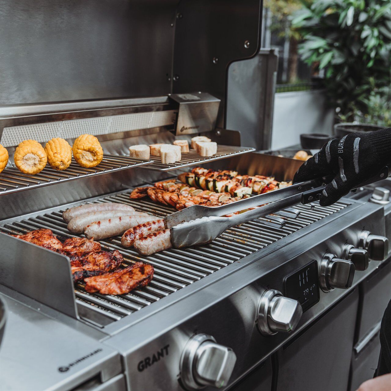 Burnhard Grant Gasgrill beim Grillen mit Grillgut auf den Gusseisenrosten