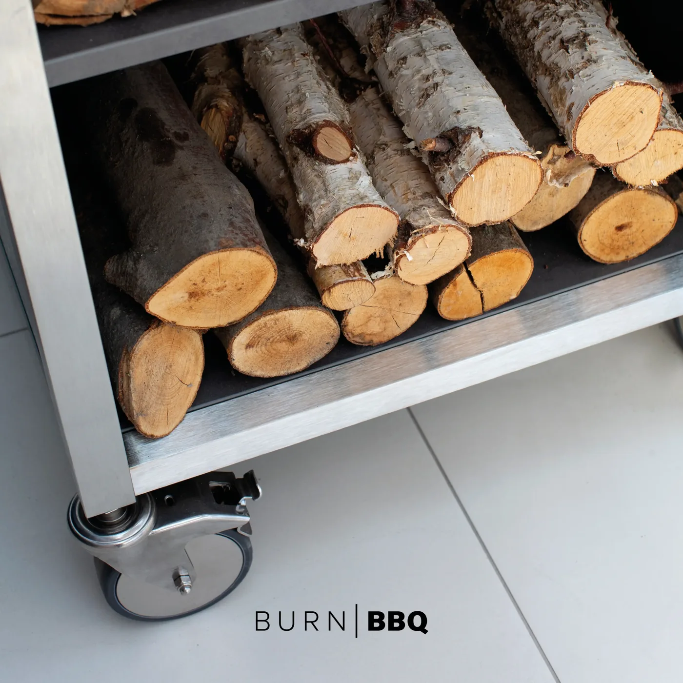 Feuerholzfach mit Birkenscheiten in einer BURN BBQ Outdoorküche