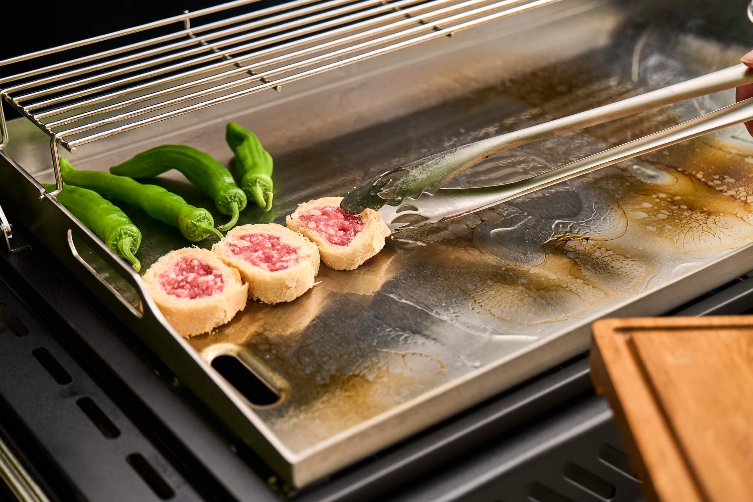 Napoleon Plancha Grill Phantom Rogue Pro 30 mit Sizzle Zone in mattschwarz mit Edelstahlplancha 70 x 44 cm – Produktbild 16