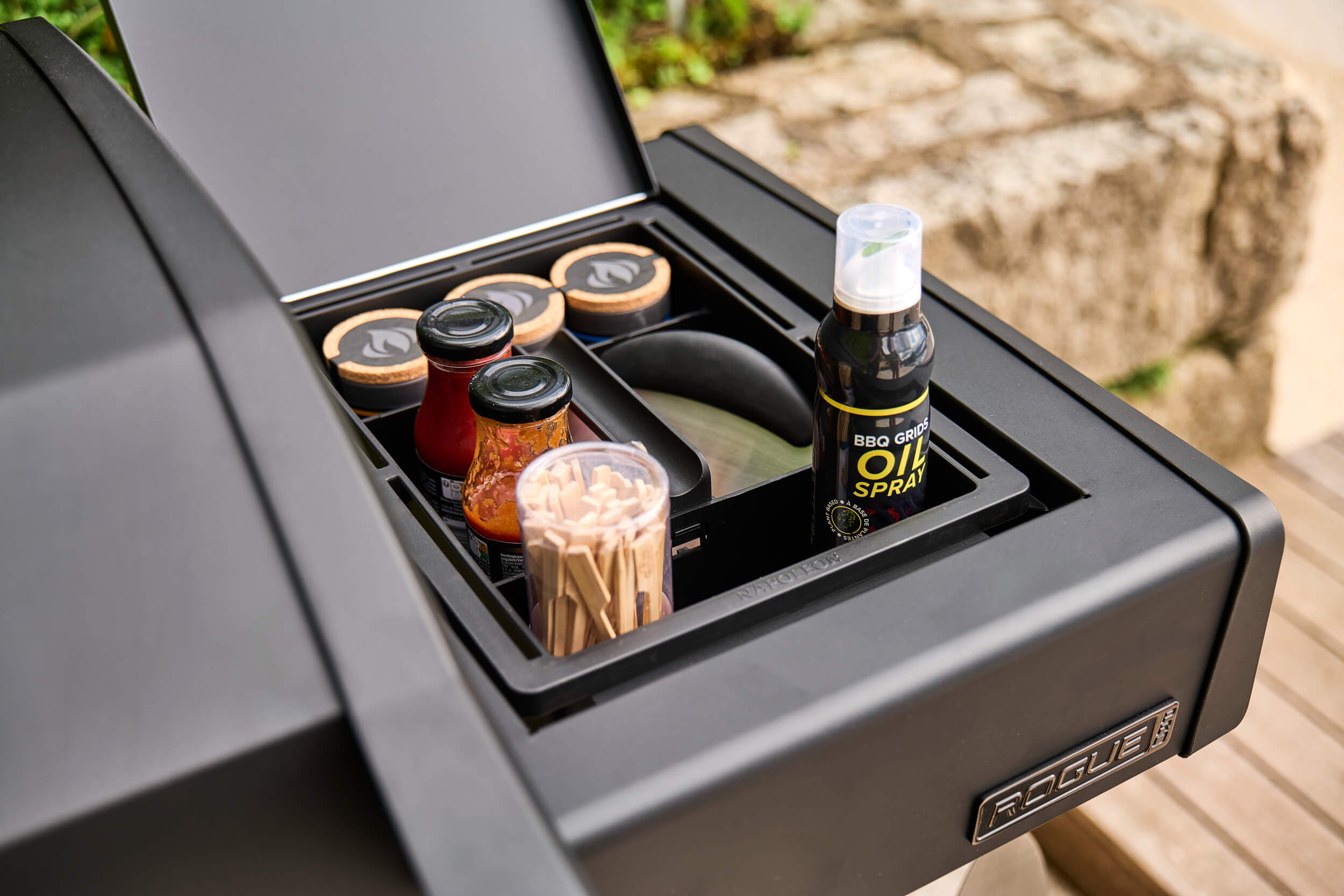 Napoleon Plancha Grill Phantom Rogue Pro 30 mit Sizzle Zone in mattschwarz mit Edelstahlplancha 70 x 44 cm – Produktbild 8