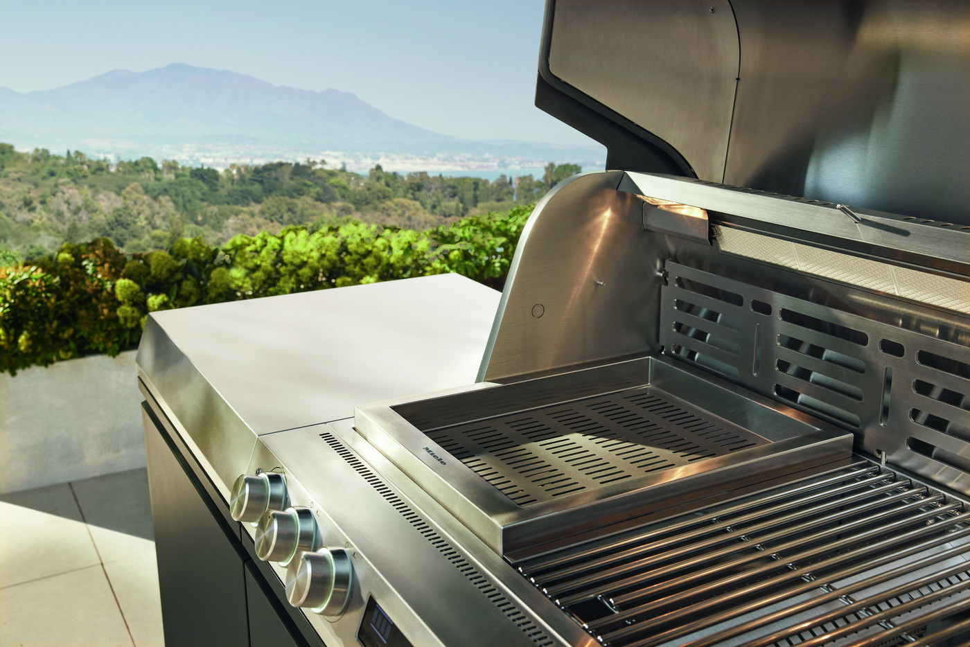 Miele Dreams – Fire Pro L 4P – Vernetzter Gasgrill (Einlageboden links, 2x Türen) – Bild 7 Miele Dreams – Fire Pro L 4P – Vernetzter Gasgrill (Einlageboden links, 2x Türen) – Produktbild 7