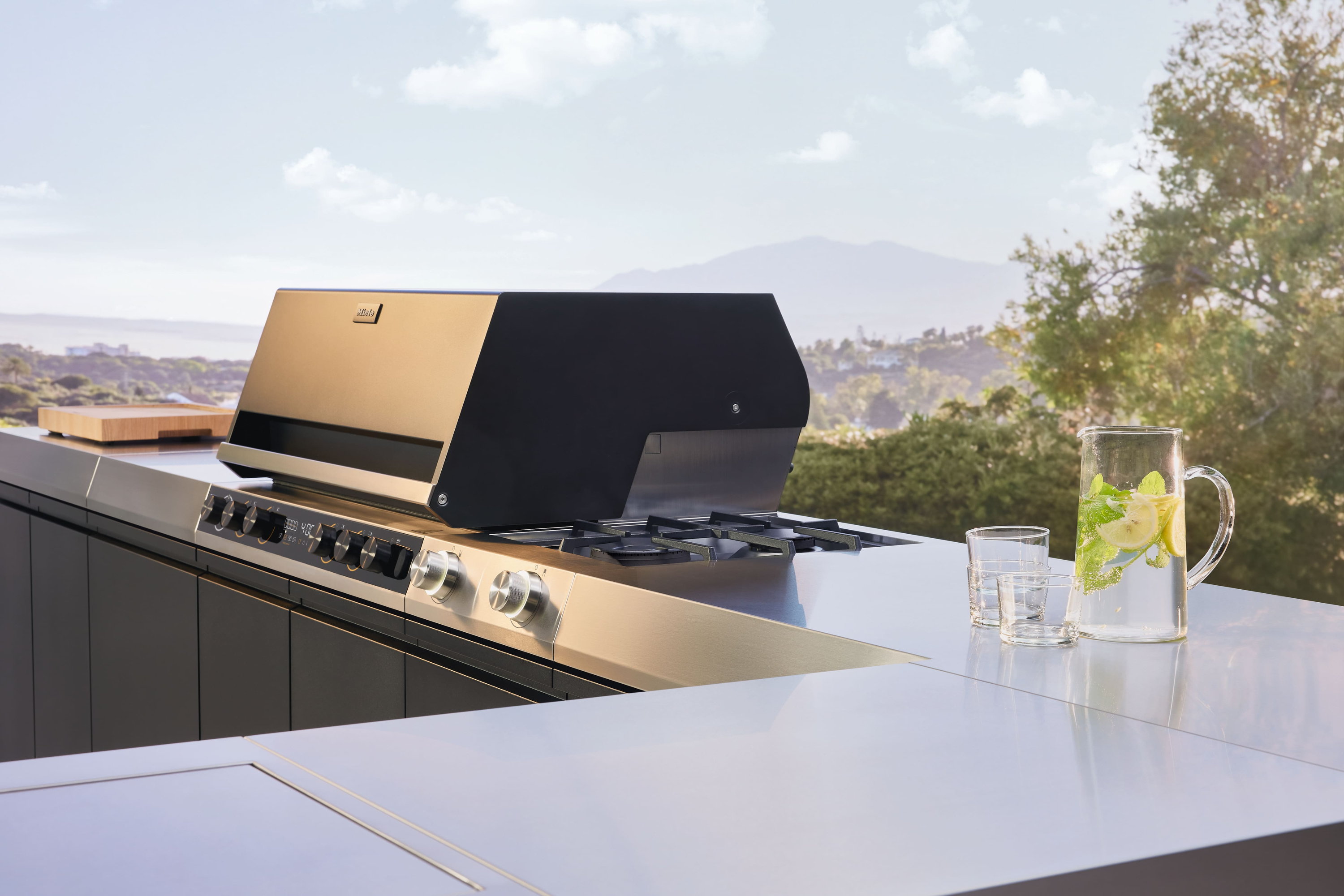 Miele Dreams – Store M Stauraummodul mit verstellbarem Einlegeboden und Edelstahl-Arbeitsfläche für die Outdoor-Küche
