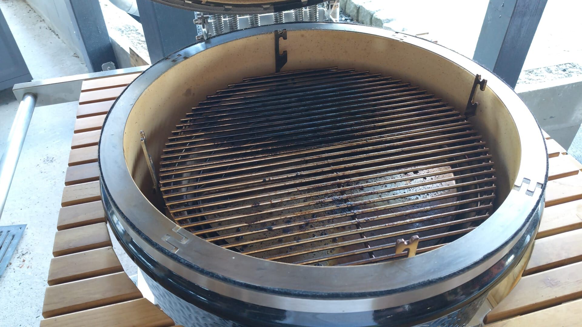 Grillrost in einem Keramikgrill Kamado mit eingebrannten Rückständen